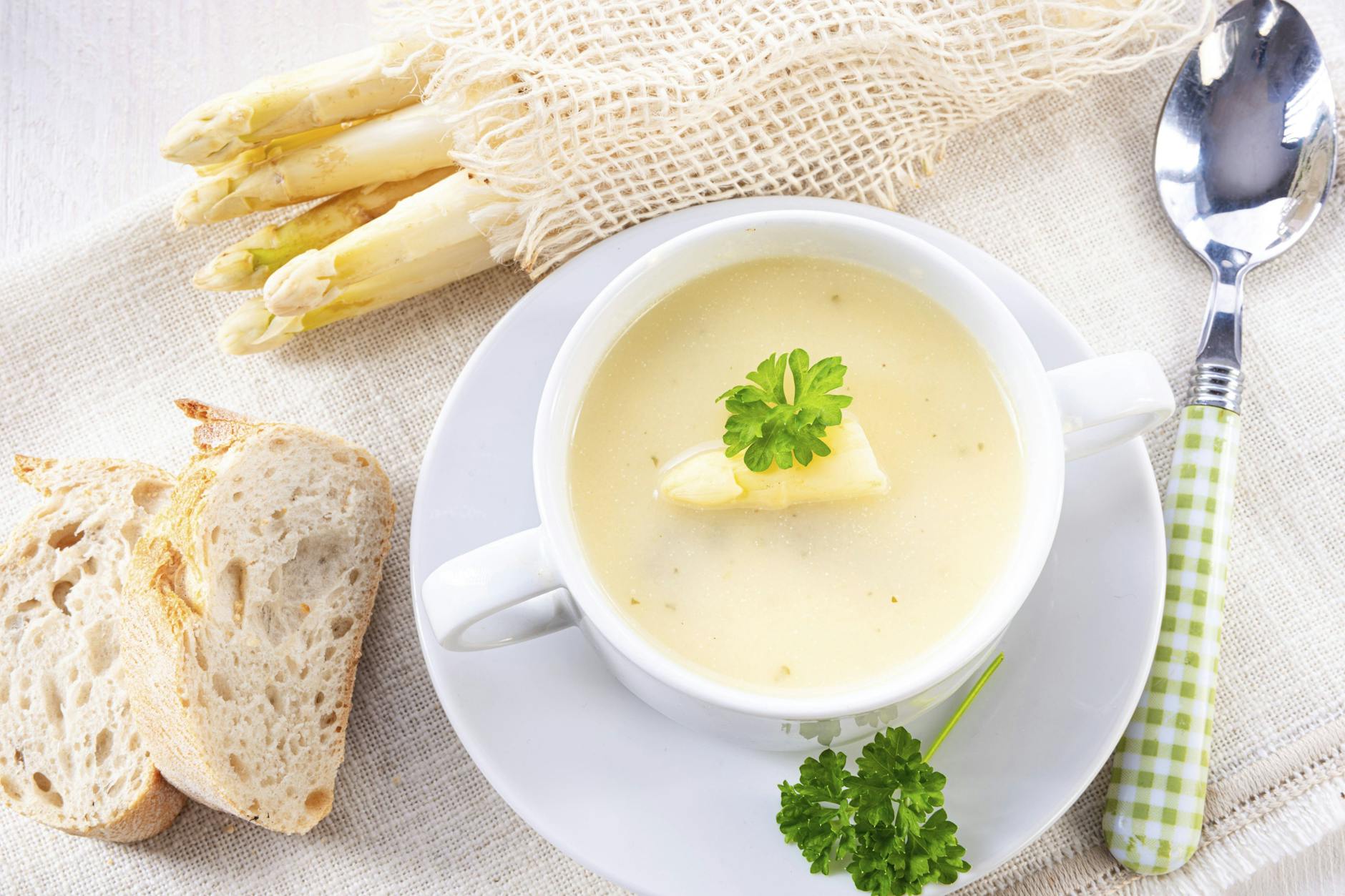 Leckere Kalorien: In die Spargelsuppe à la Maintenon gehören auch Sahne und Butter.