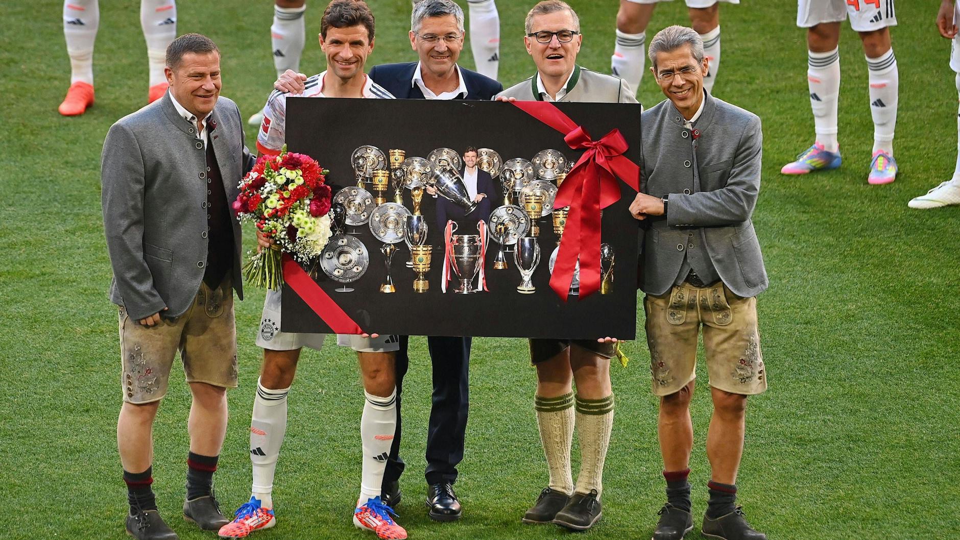 Thomas Müller (2.v.l.) wird von den Bayern-Bossen Max Eberl, Herbart Hainer, Jan-Christian Dreesen und Michael Diederich (v.l.) verabschiedet.