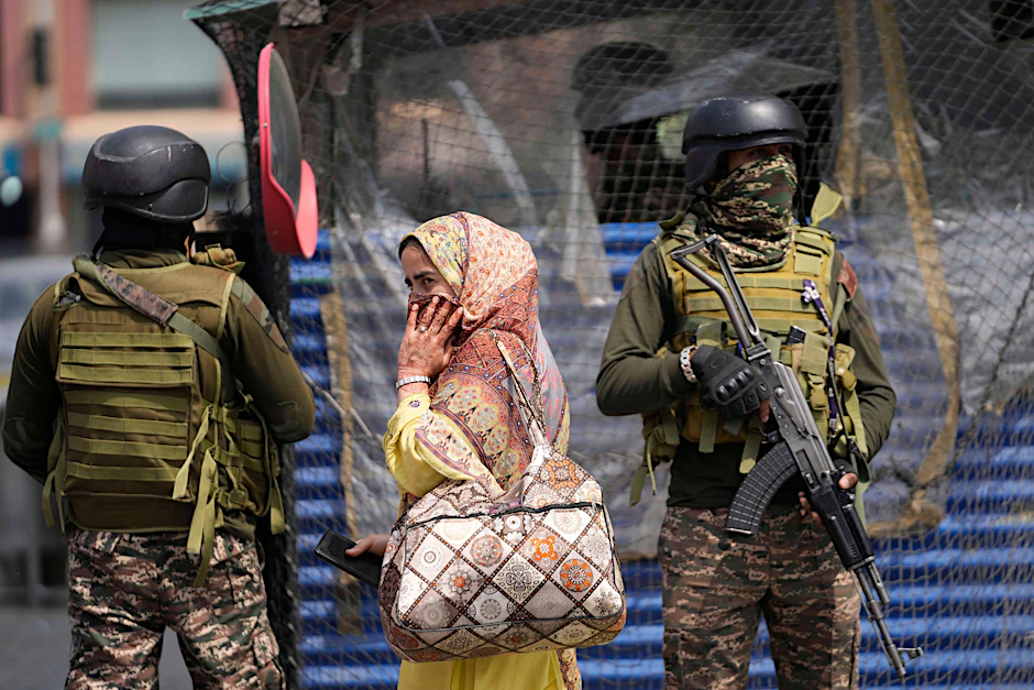 Indien, Srinagar: Indische Soldaten stehen Wache auf einem Markt im indisch kontrollierten Kaschmir.