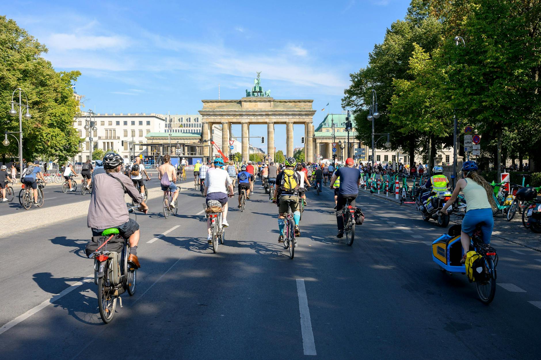 Ein Fahrradkorso mit ca. 2000 erwarteten Teilnehmenden startet um 14:00 Uhr auf dem Pariser Platz und fährt bis ca. 19:00 durch Berlin – HIER die Verkehrsübersicht!