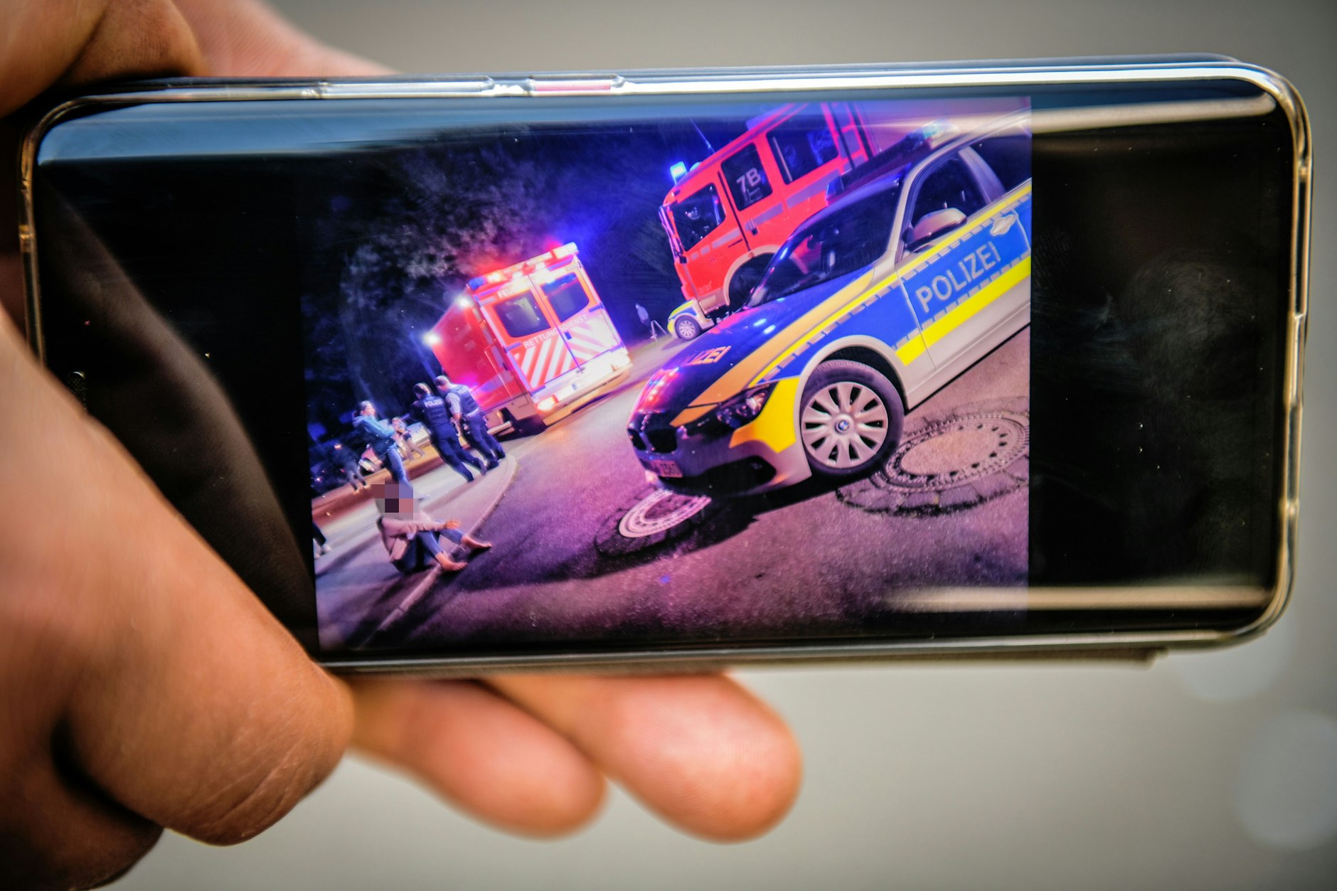 Wer in sozialen Medien unterwegs ist, stößt auch auf Bilder oder Videos von Polizeieinsätzen. Die werden mitunter ungefiltert verbreitet – mit Folgen für die Beteiligten.
