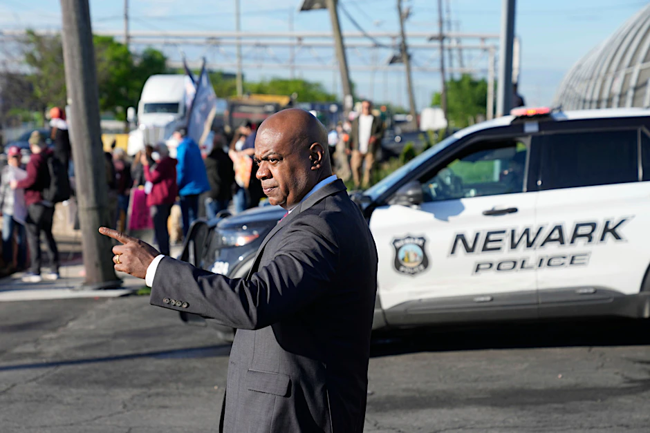 Der Bürgermeister von Newark, Ras Baraka, schließt sich Demonstranten vor der Delaney Hall an, einem kürzlich wiedereröffneten Einwanderungsgefängnis.