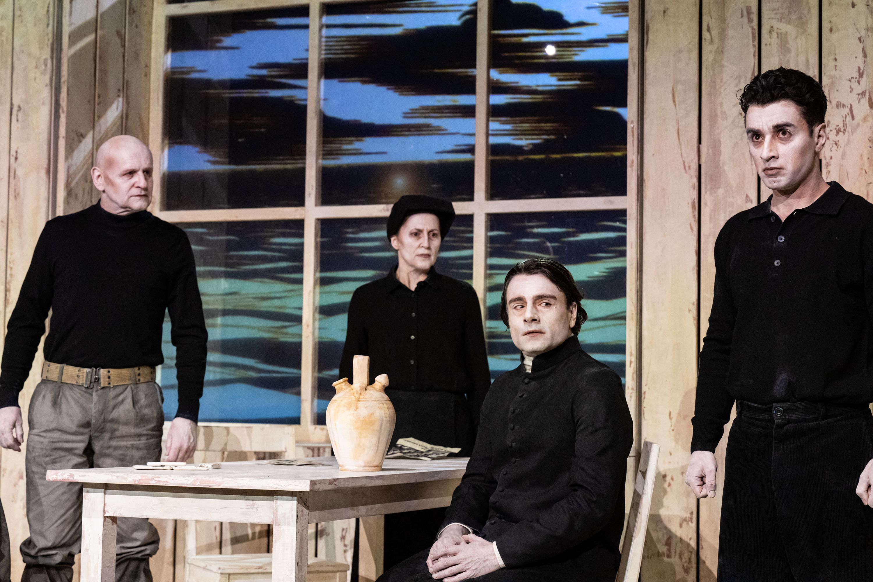 Wofür eine Mutter ihre Söhne hergibt: Ein Brecht-Abend "Die Gewehre der Frau Carrar" aus München beim Theatertreffen