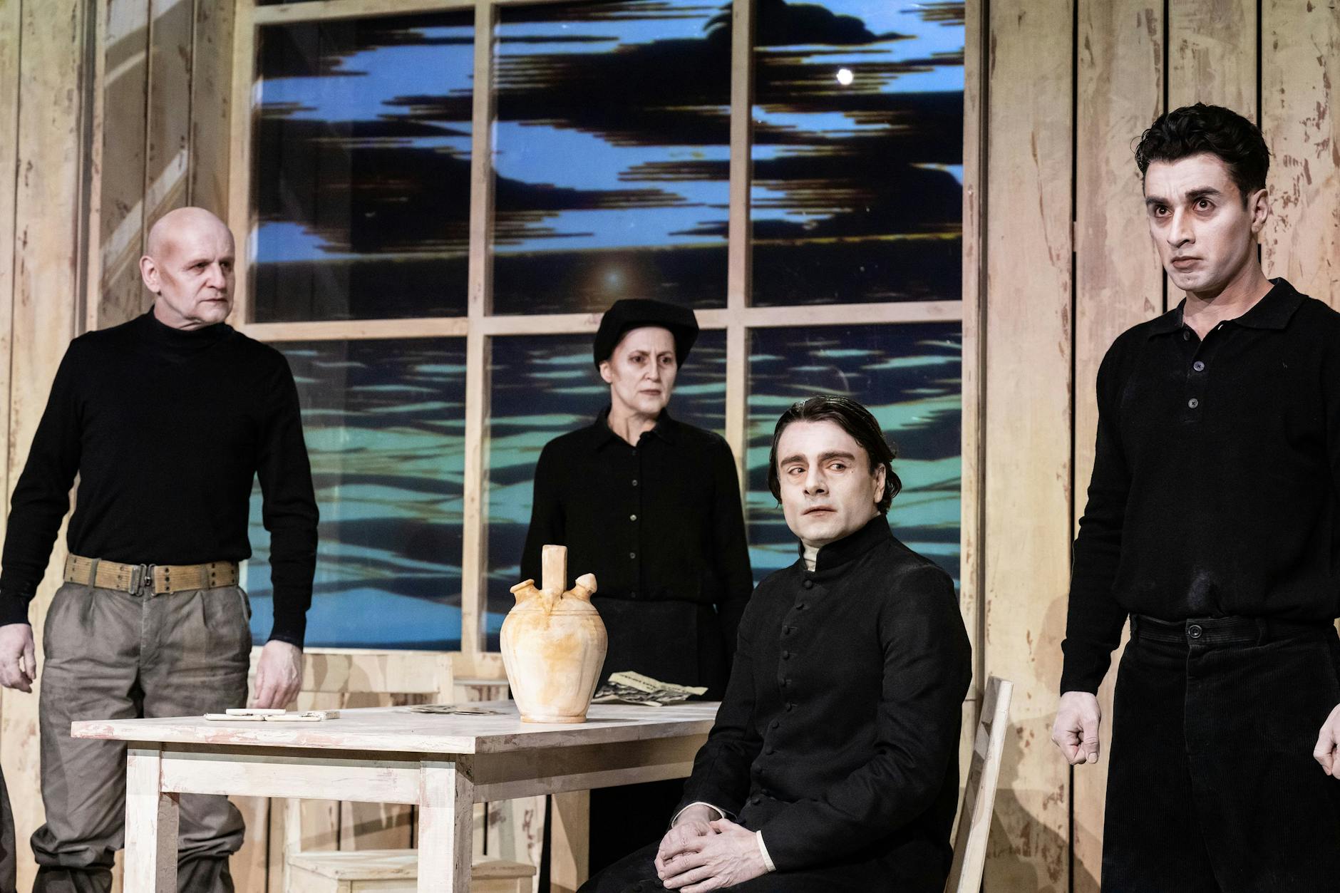 „Die Gewehre der Frau Carrar“, inszeniert von Luise Voigt und weitergeschrieben von Björn SC Deigner für das Münchner Residenztheater. Szene mit Oliver Stokowski, Barbara Horvath, Florian Jahr und Pujan Sadri (v.l.)