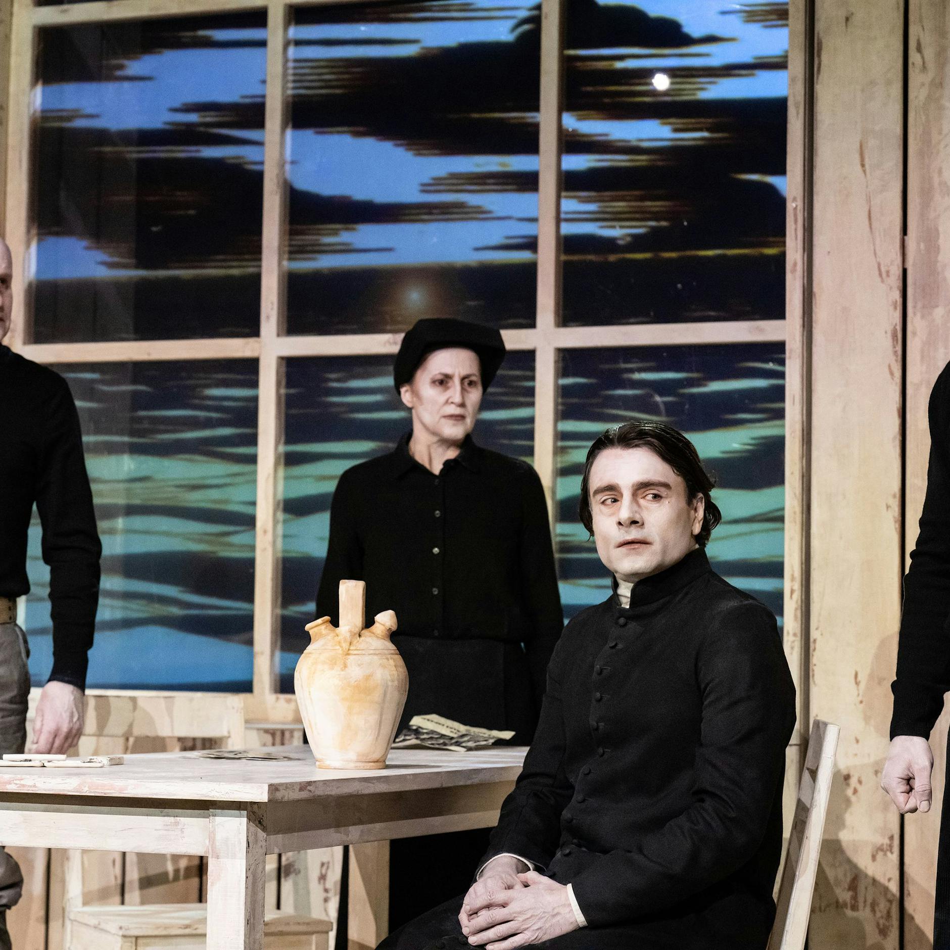 Image - Wofür eine Mutter ihre Söhne hergibt: Ein Brecht-Abend "Die Gewehre der Frau Carrar" aus München beim Theatertreffen