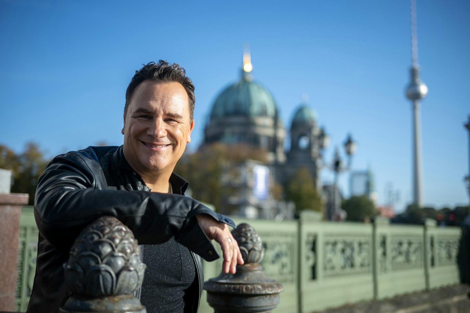 Modedesigner Guido Maria Kretschmer steht an der Berliner Museumsinsel.