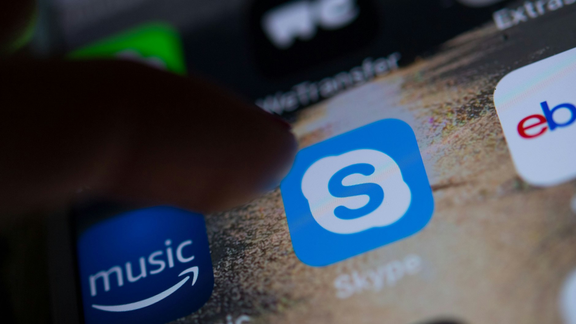 Das Logo der Messenger-App Skype auf dem Smartphone – jetzt ist die Anwendung nur noch Datenmüll.