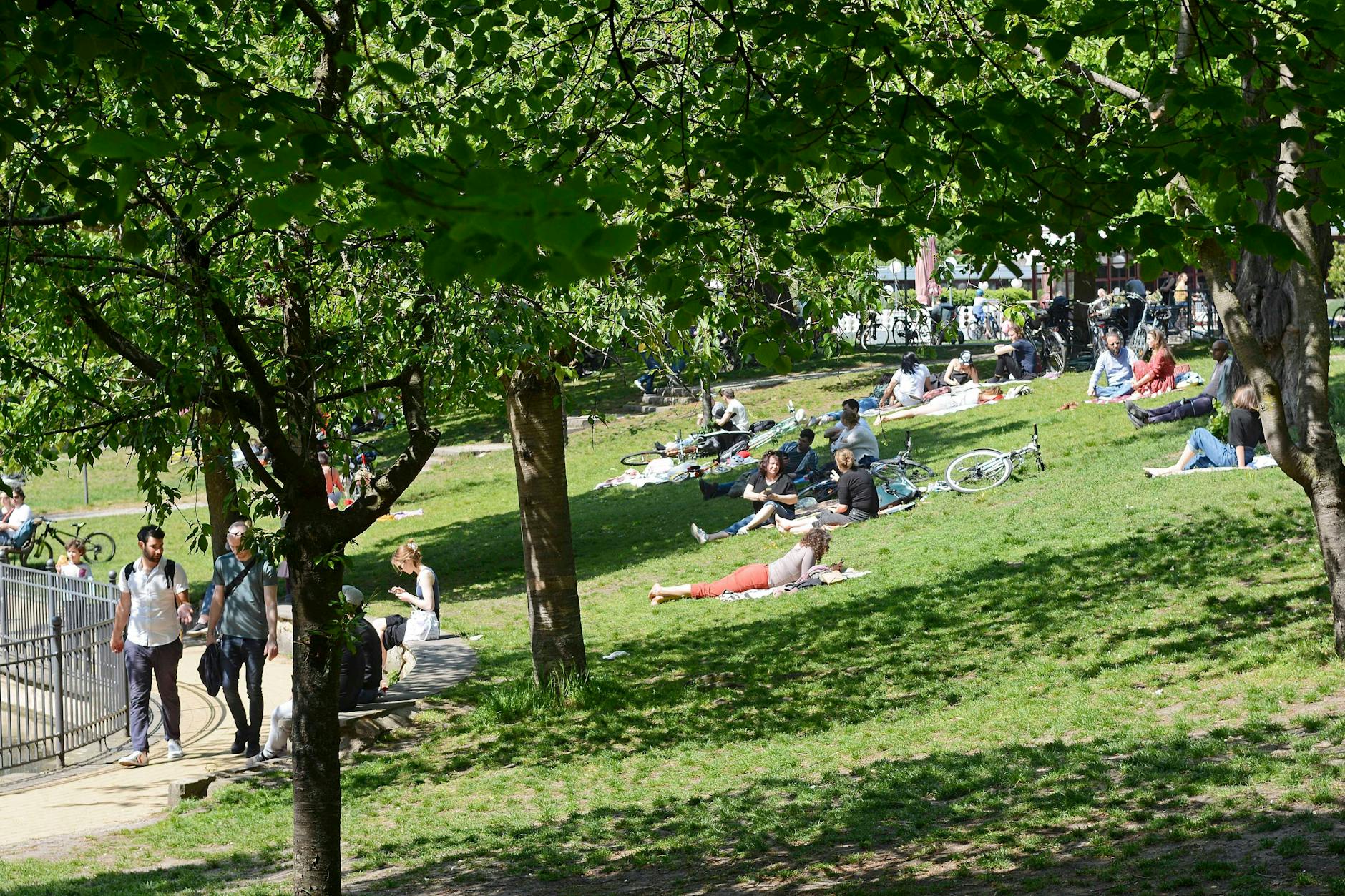 Angriff auf junge Mutter: Räuberin flüchtet nach brutaler Tat (Symbolfoto)