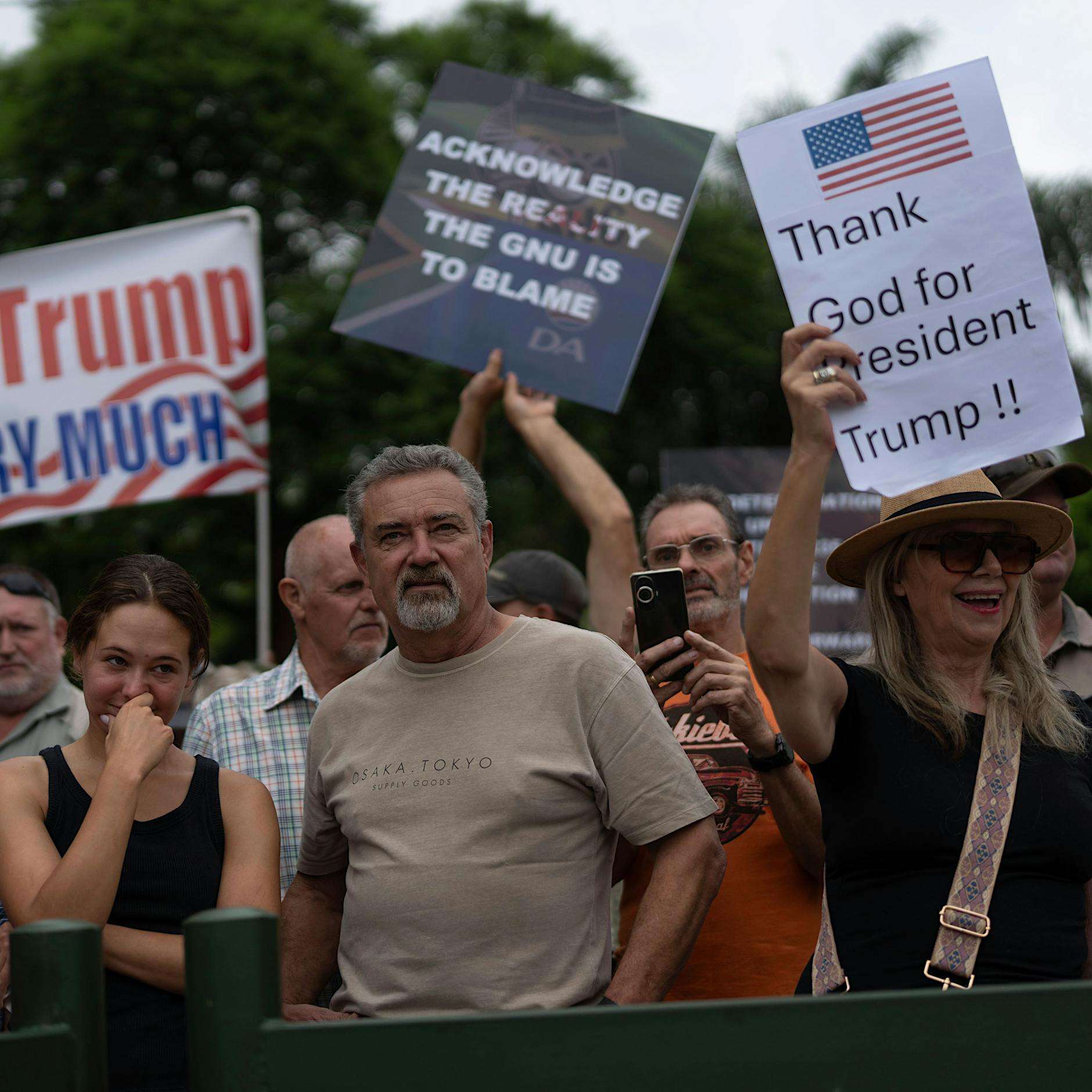 Trump holt erste weiße Südafrikaner als Flüchtlinge in die USA