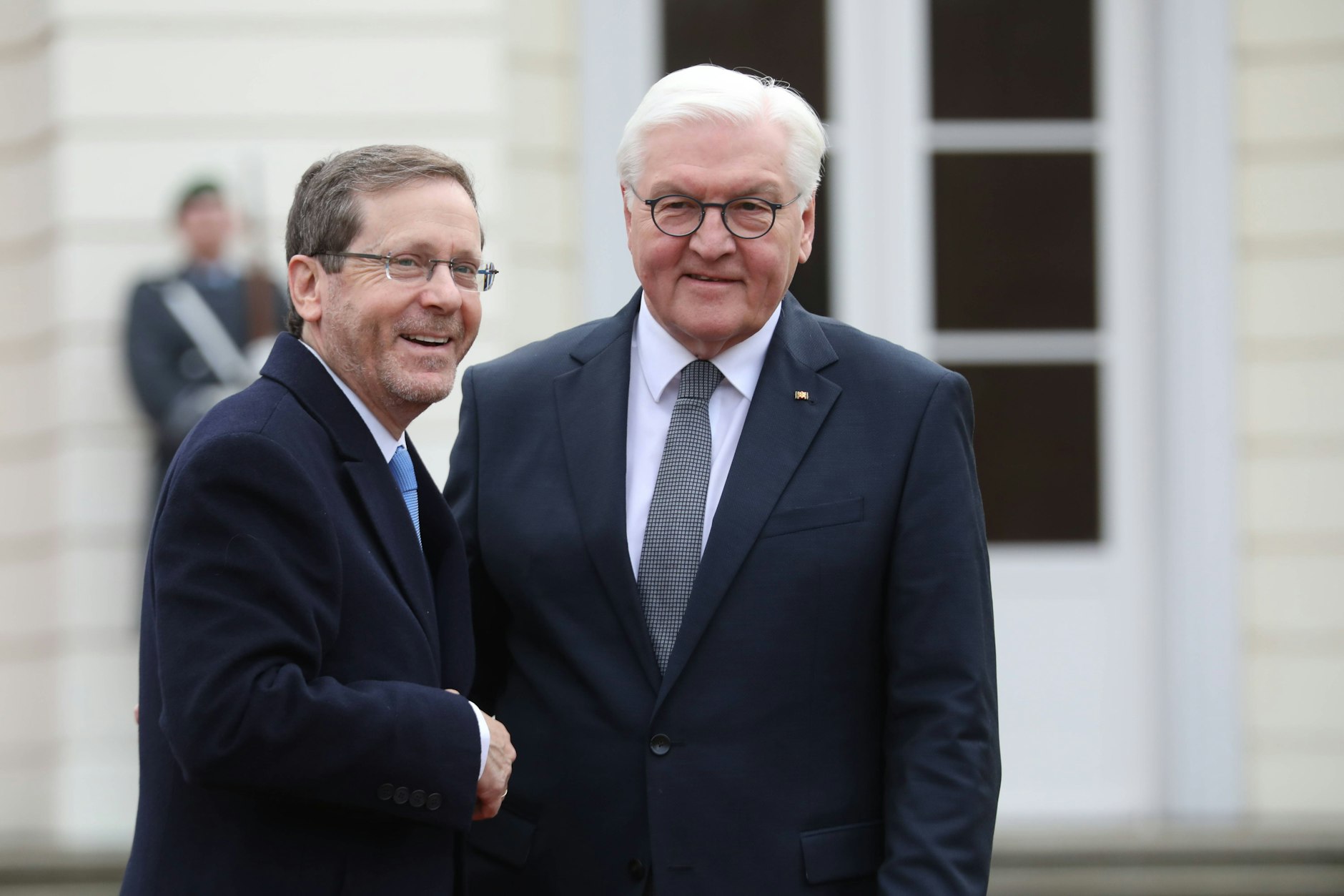 Schloss Bellevue: Der deutsche Bundespräsident Frank-Walter Steinmeier empfängt den israelischen Präsidenten Isaac Herzog. (Ein Treffen im Vorjahr 2024.)