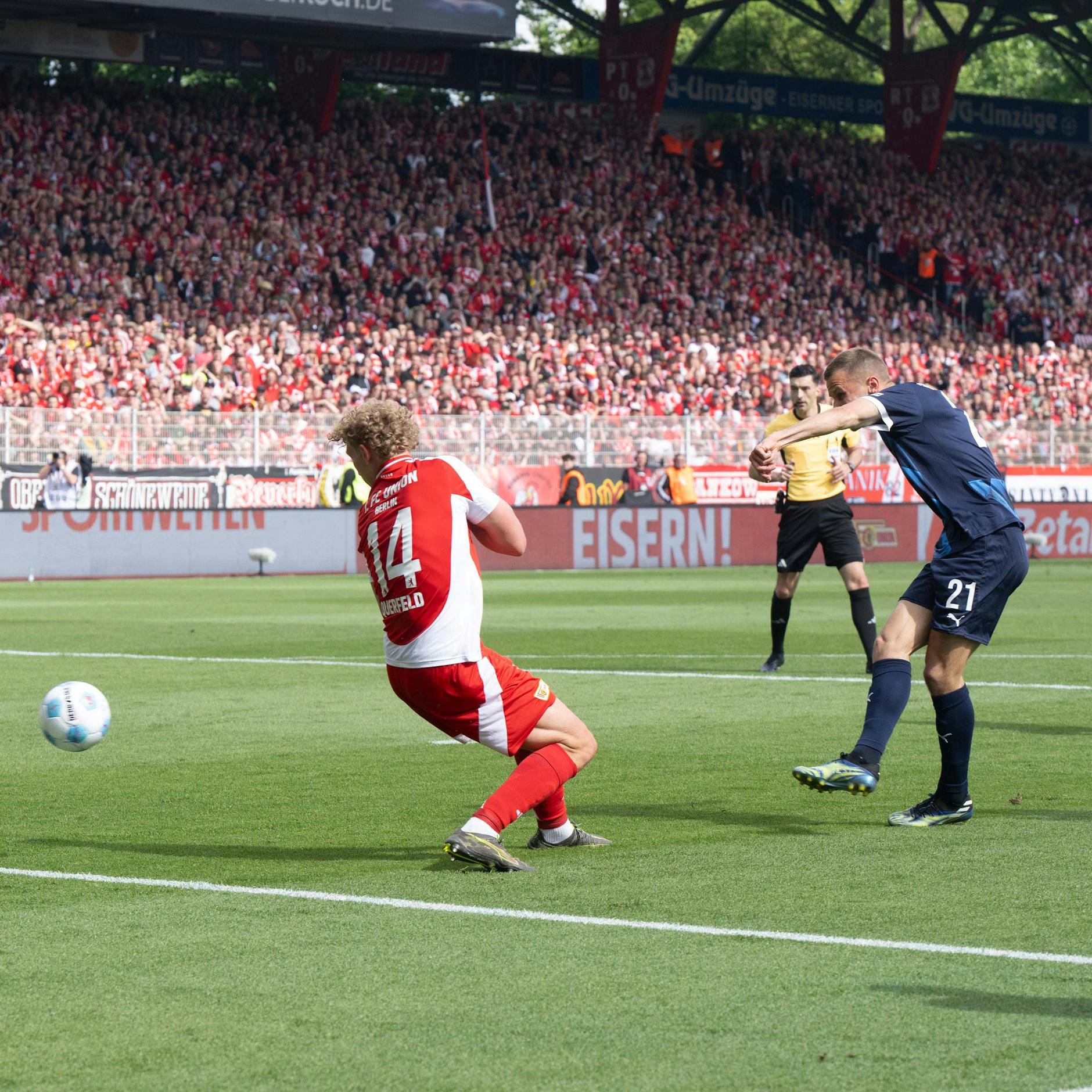 Heidenheims Adrian Beck  trifft in 12. Minute zum 1:0 gegen den 1. FC Union.