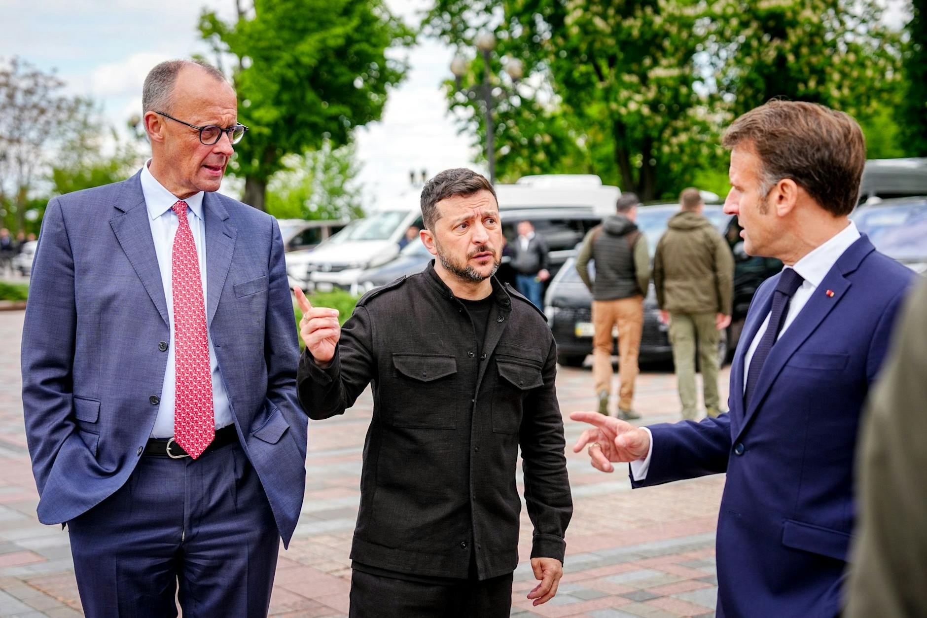 10.05.2025, Ukraine, Kiew: Bundeskanzler Friedrich Merz (l., CDU), Wolodymyr Selenskyj, Präsident der Ukraine, und Frankreichs Präsident Emmanuel Macron (r.), verabschieden sich im Garten des Marienpalastes nach der Pressekonferenz im Rahmen des Treffens der Koalition der Willigen in Kiew.