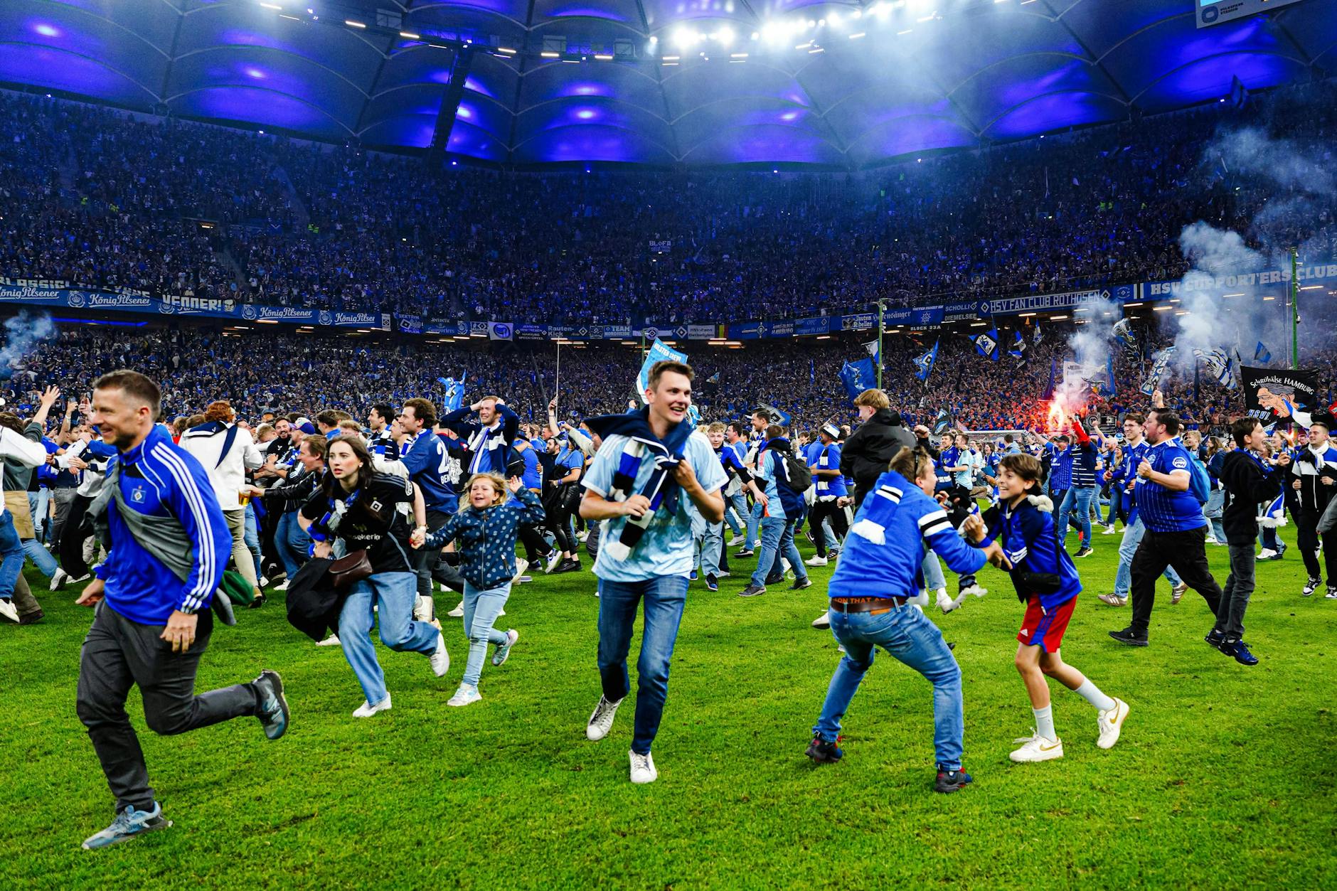 Fans stürmen nach dem Aufstieg des Hamburger SV auf den Platz.