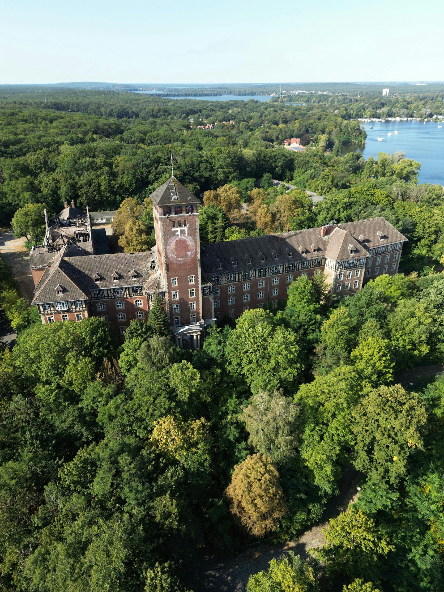 Der Blick von oben auf den alten Landtag: Er liegt mitten im Grünen, mit Sicht auf die Havelgewässer.