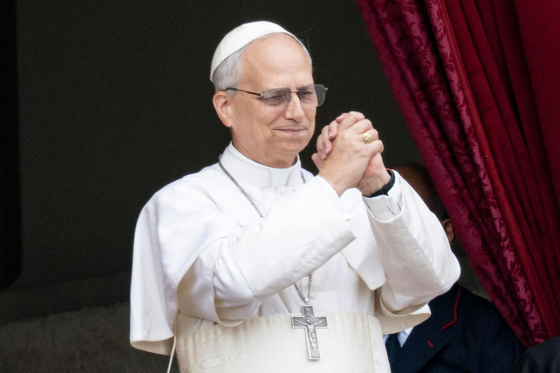 Papst Leo XIV. steht auf dem Mittelbalkon des Petersdoms bei seinem ersten Sonntagssegen.