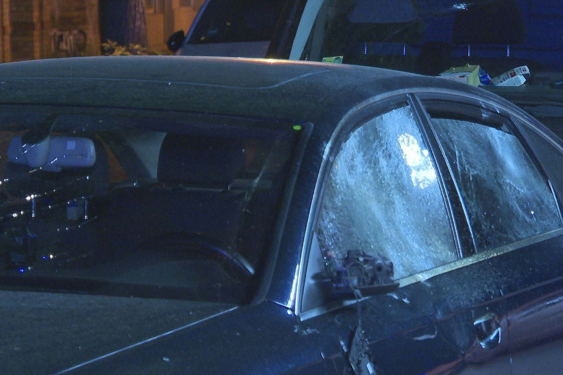 Der dunkle Audi A4 wurde in der Nacht von 30 Angreifern am Karl-Marx-Platz in Berlin-Neukölln entglast.