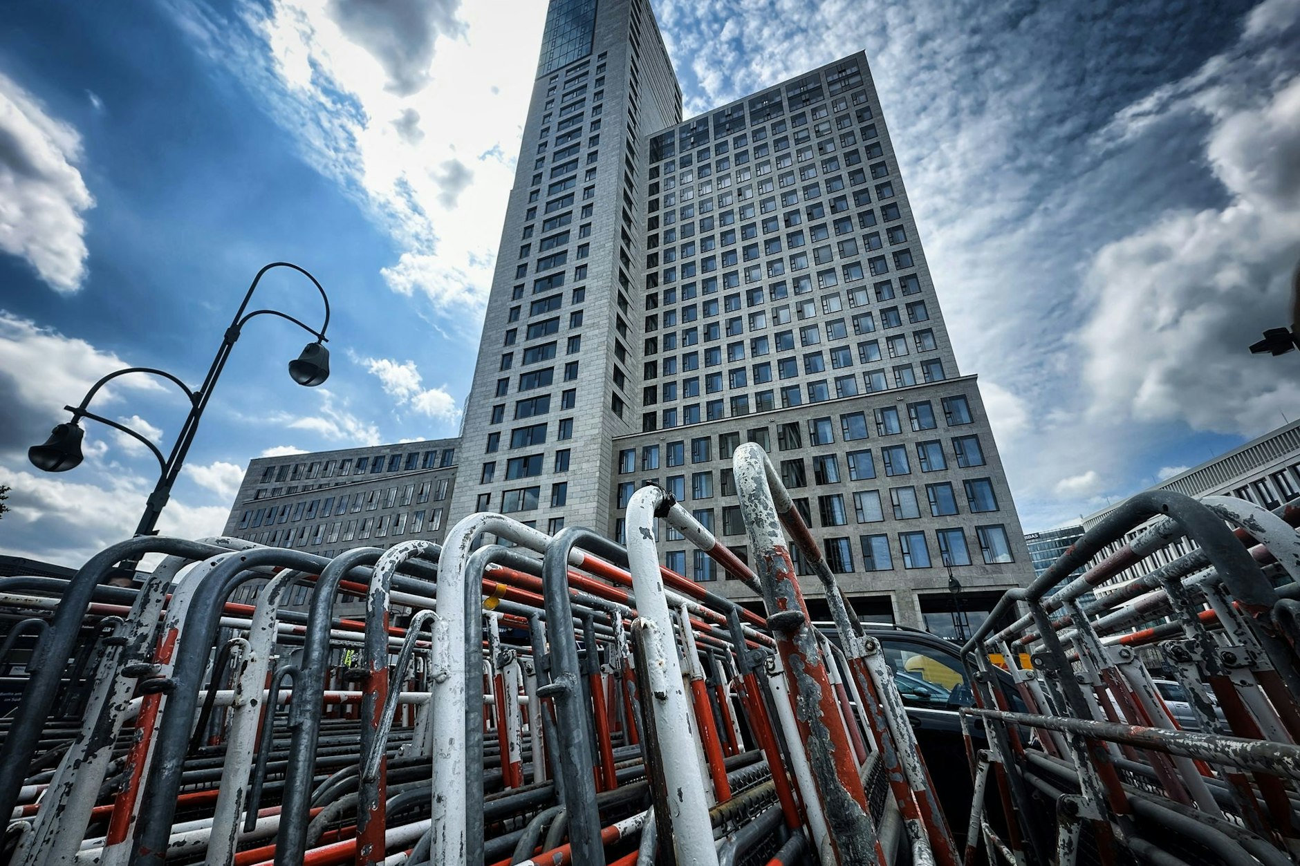 Alles bereit für den Besuch des israelischen Staatspräsidenten&nbsp;Izchak Herzog:&nbsp;Absperrgitter stehen vor dem Hotel Waldorf Astoria Berlin nahe am Bahnhof Zoo.