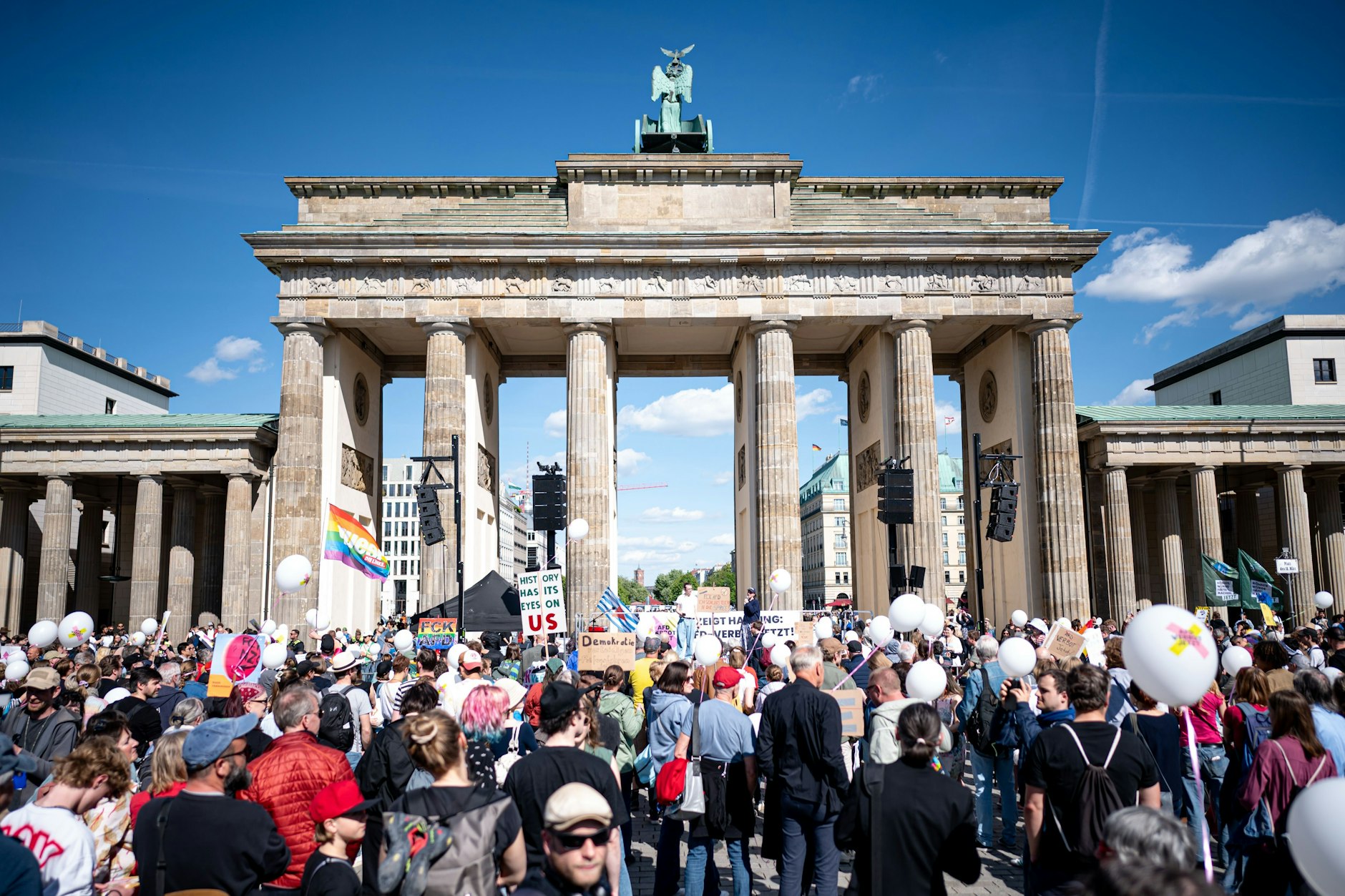 Tausende Menschen versammelten sich vor dem Brandenburger Tor, um gegen die AfD zu protestieren.