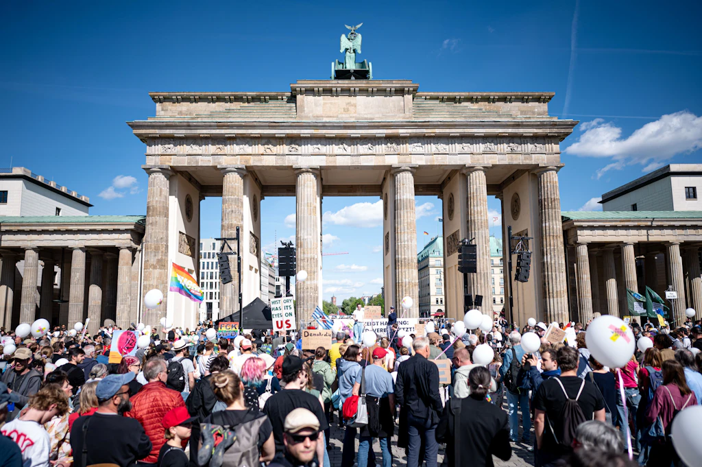 Brandenburg Kapısı'ndaki AfD yasak işlemleri için ralli: Thinking Berliner