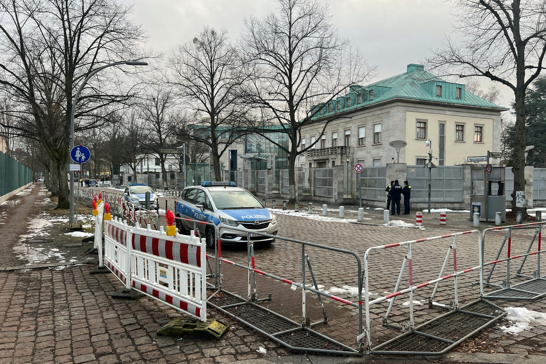 Die Straße vor der israelischen Botschaft in Berlin ist abgesperrt und wird von der Polizei bewacht.