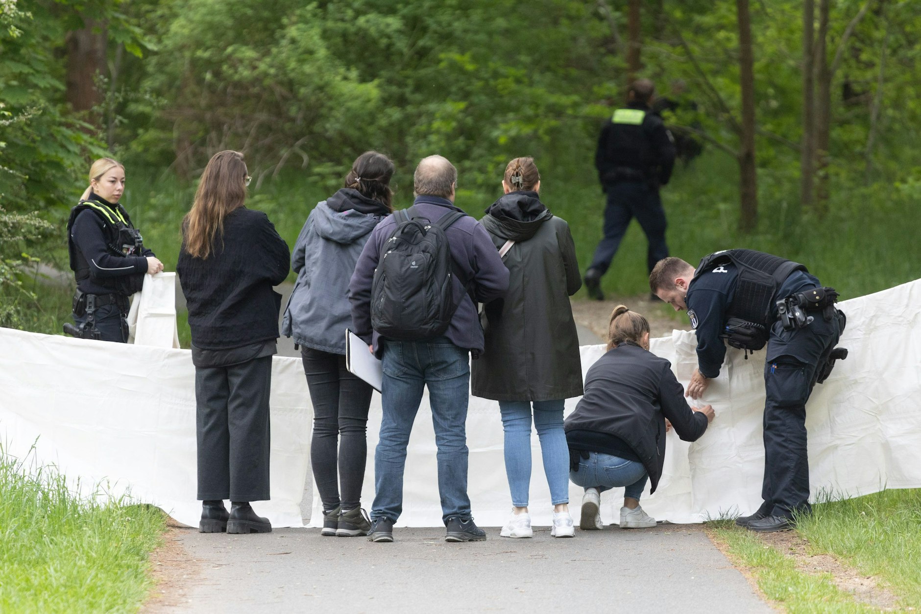 Mit weißen Stoffbahnen hat die Polizei den Fundort des Babys abgesichert, sie sollen Blicke von Neugierigen verhindern. 