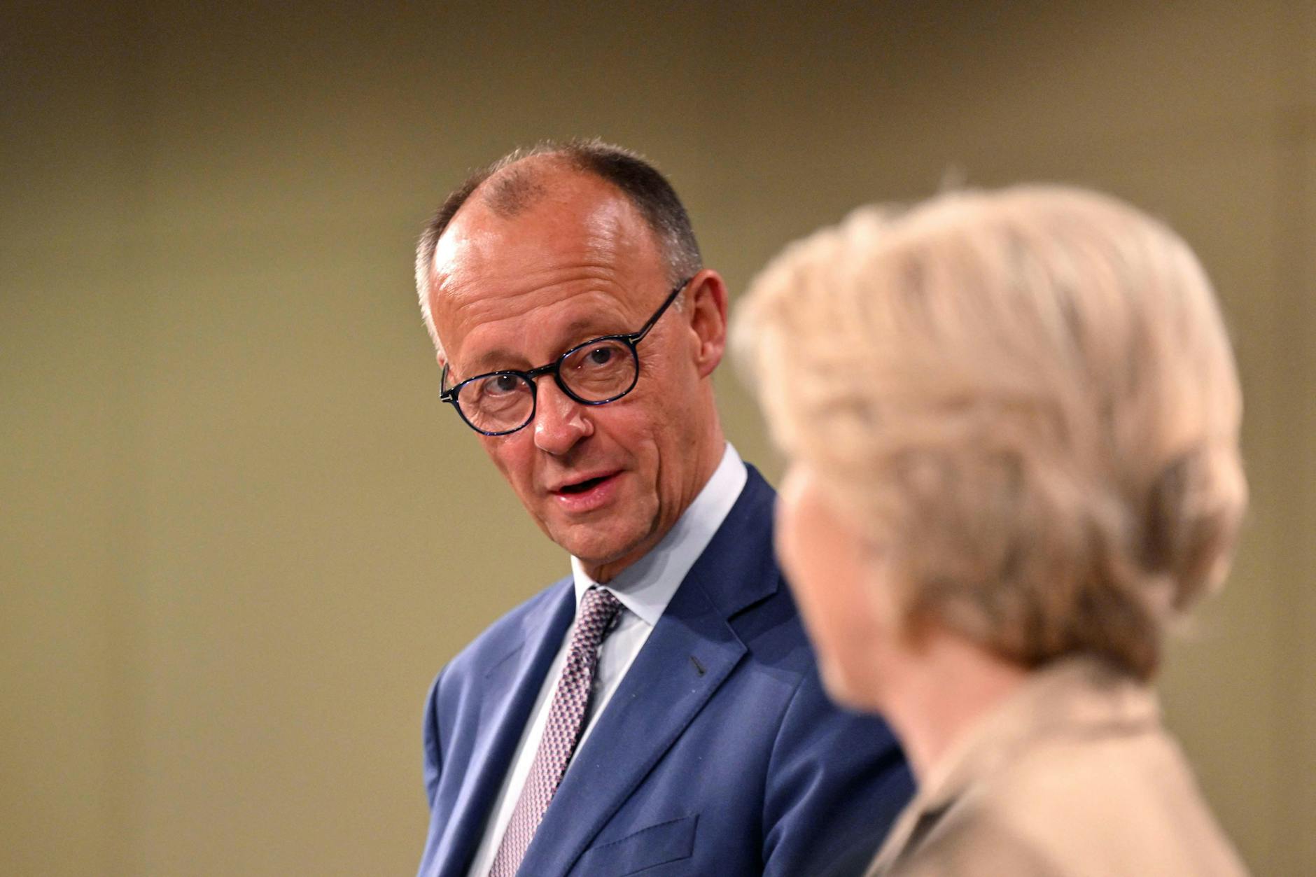 Bundeskanzler Friedrich Merz (.) auf einer gemeinsamen Pressekonferenz mit der EU-Kommissionspräsidentin, Ursula von der Leyen.