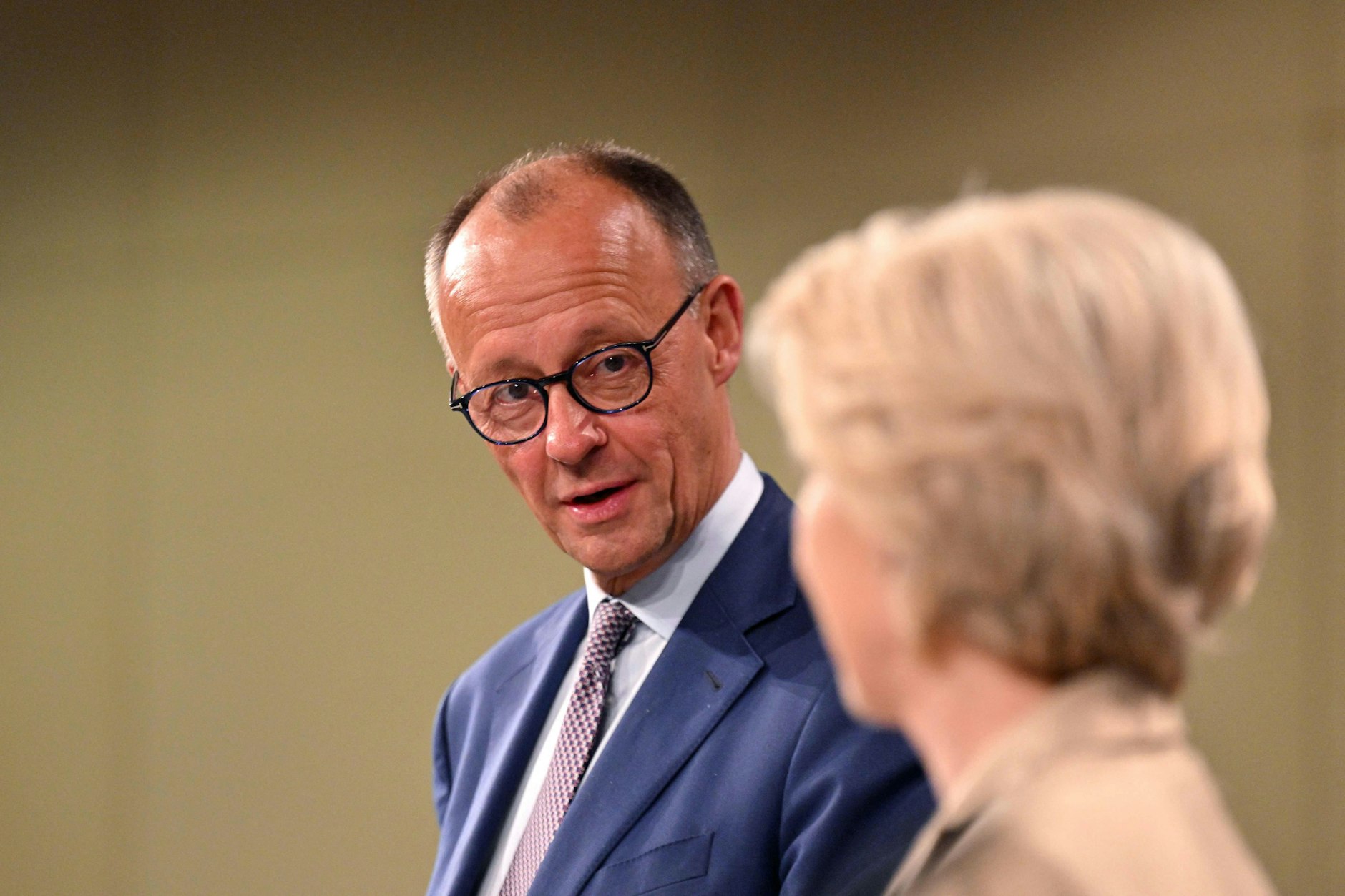 Bundeskanzler Friedrich Merz (.) auf einer gemeinsamen Pressekonferenz mit der EU-Kommissionspräsidentin, Ursula von der Leyen.