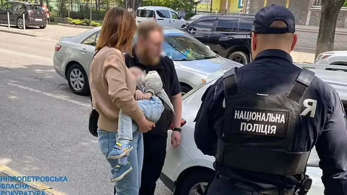 Image - Schock-Bilder: Mutter will 2-jährigen Sohn verkaufen – für 21.500 Euro!