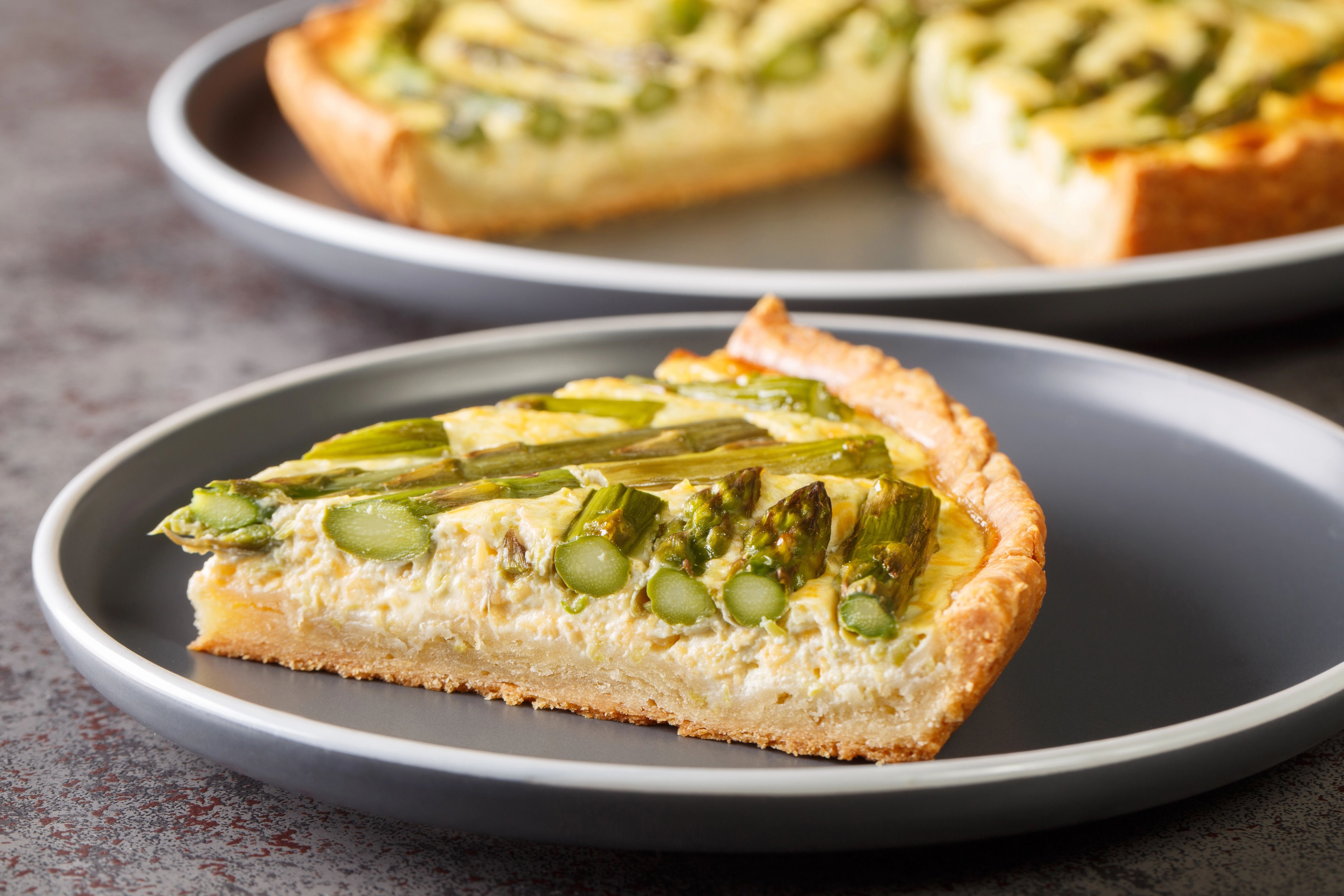 Cremig und würzig: Rezept für knusprige Quiche mit grünem Spargel!