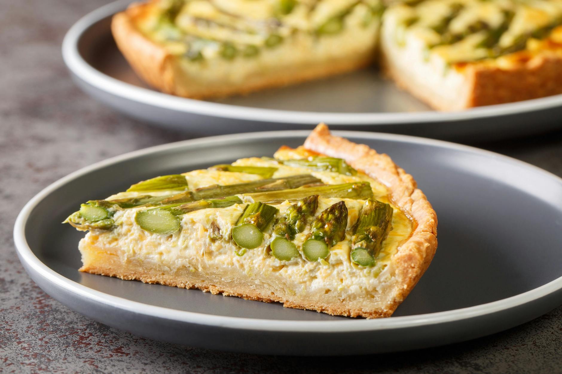 Grüner Spargel passt perfekt zur cremigen Füllung der Quiche.