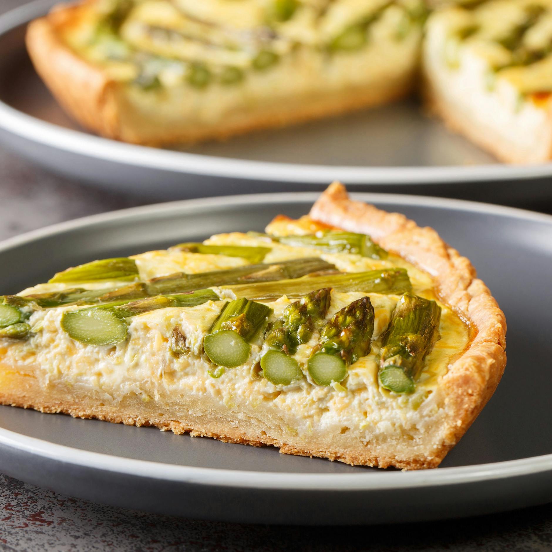 Cremig und würzig: Rezept für knusprige Quiche mit grünem Spargel!