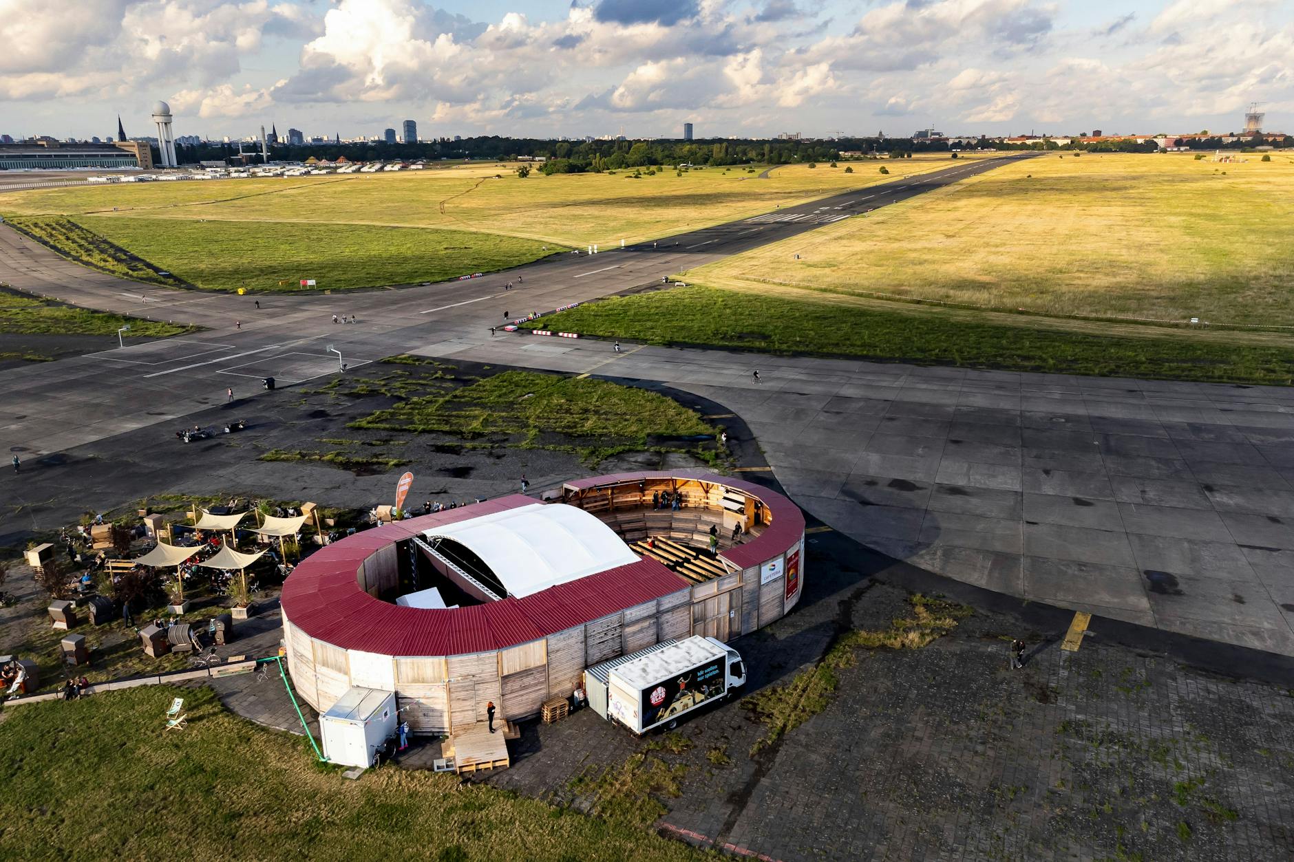 Das Luftschloss auf dem Tempelhofer Feld, links am Rand das Flughafengebäude.