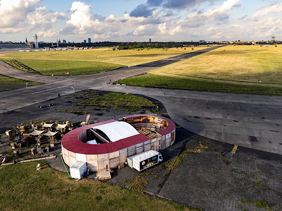 Das Luftschloss auf dem Tempelhofer Feld, links am Rand das Flughafengebäude.