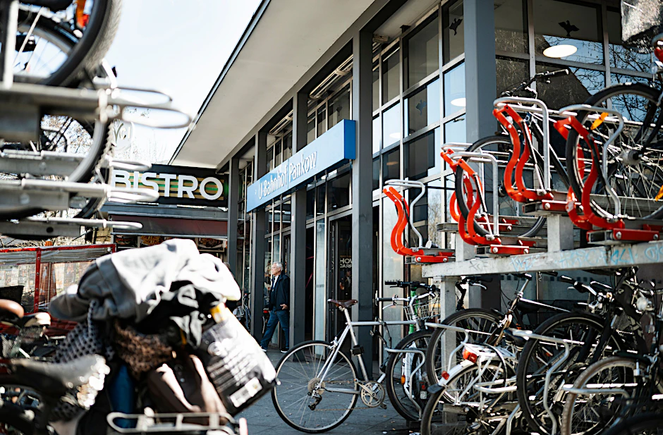 Schlechter Geruch und Verwahrlosung am S- und U-Bahnhof Berlin-Pankow: Rund um den Bahnhof ist es seit Jahren dreckig und es stinkt, verbessert hat sich die Lage bisher nicht.