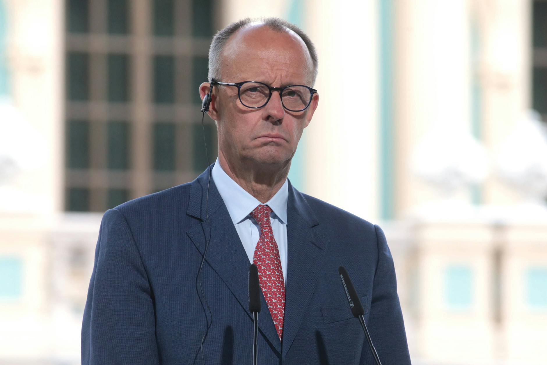 Bundeskanzler Friedrich Merz (CDU) während einer Pressekonferenz in der Ukraine