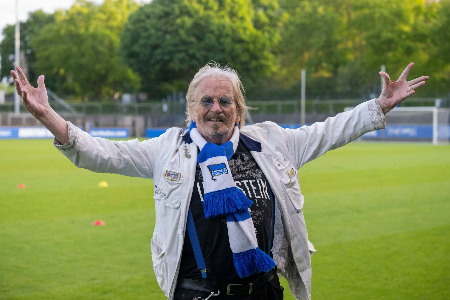 Frank Zander fühlt sich bei seinem ersten Besuch bei den Frauen von Hertha BSC sichtlich wohl.