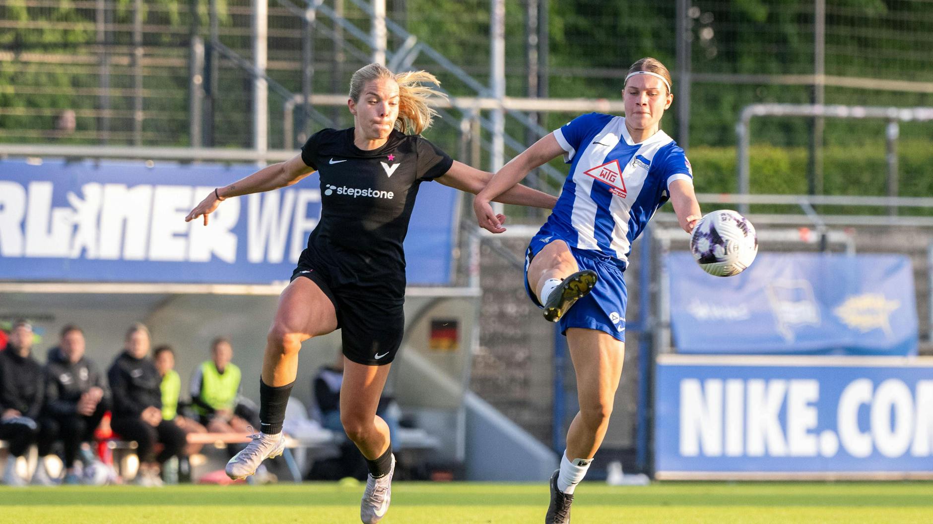 Ronja Borchmeyer von Hertha BSC ist im Duell mit Nina Ehegötz von Viktoria 1889 Berlin dem Ball näher.