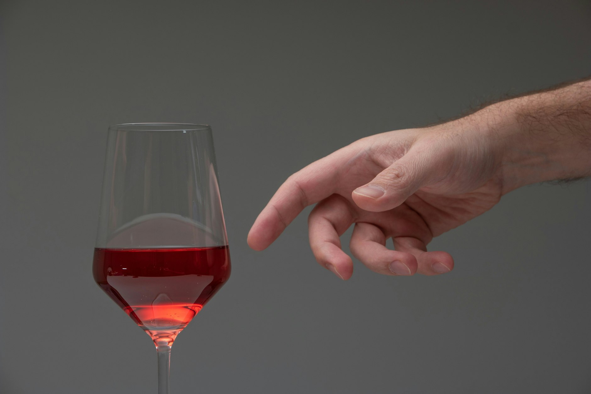 Hand an den Wein: Übermäßiger Alkoholkonsum kann zu einer Leberzirrhose führen.