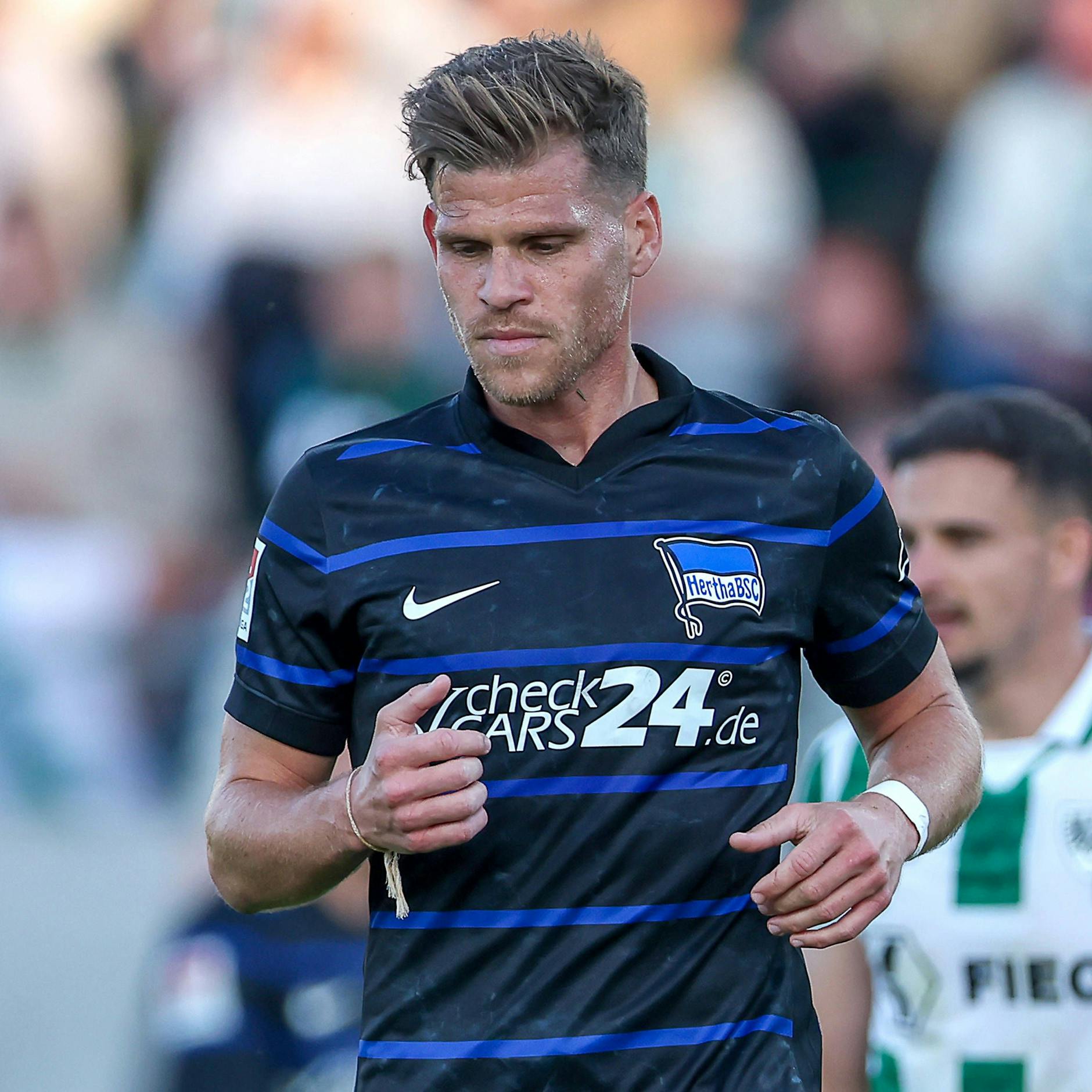 Stürmer-Routinier Florian Niederlechner wechselt ablösefrei zu Drittligist 1860 München.