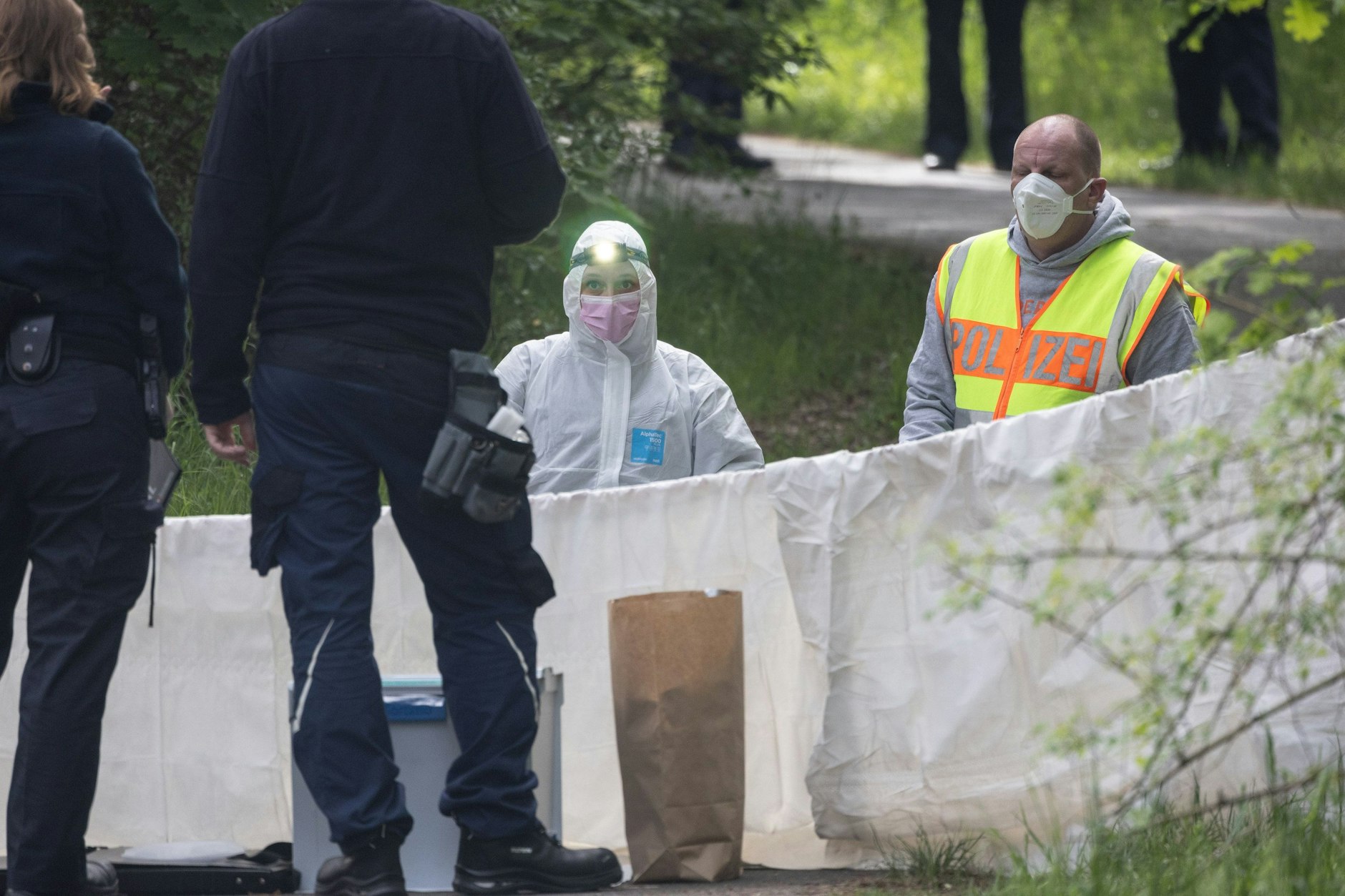 Polizisten und Kriminaltechniker am Fundort der Babyleiche in Gropiusstadt.