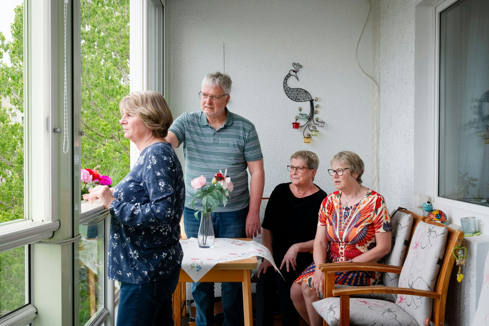Noch ist der Blick vom Balkon unverbaut: Ilona Seyfert, Jens-Olav Preuß, Anke Preuß und Steffi Himmelweit (v.l.n.r.) auf dem Balkon im sechsten Stock.
