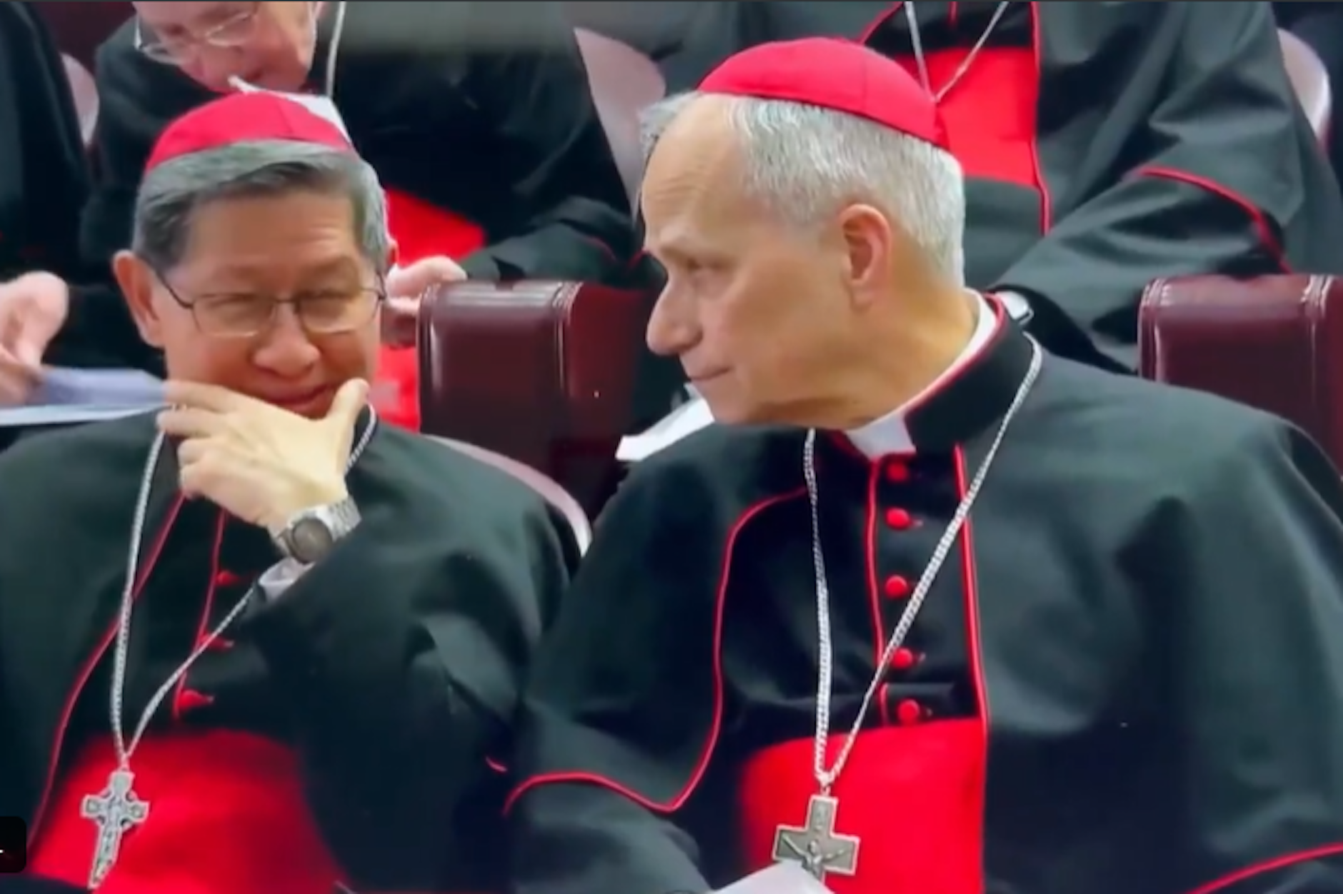 Kardinal Tagle (li.) scherzt vor dem Konklave mit dem zukünftigen Papst.
