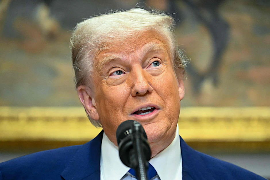 US-Präsident Donald Trump spricht am Montag zu Reportern.
