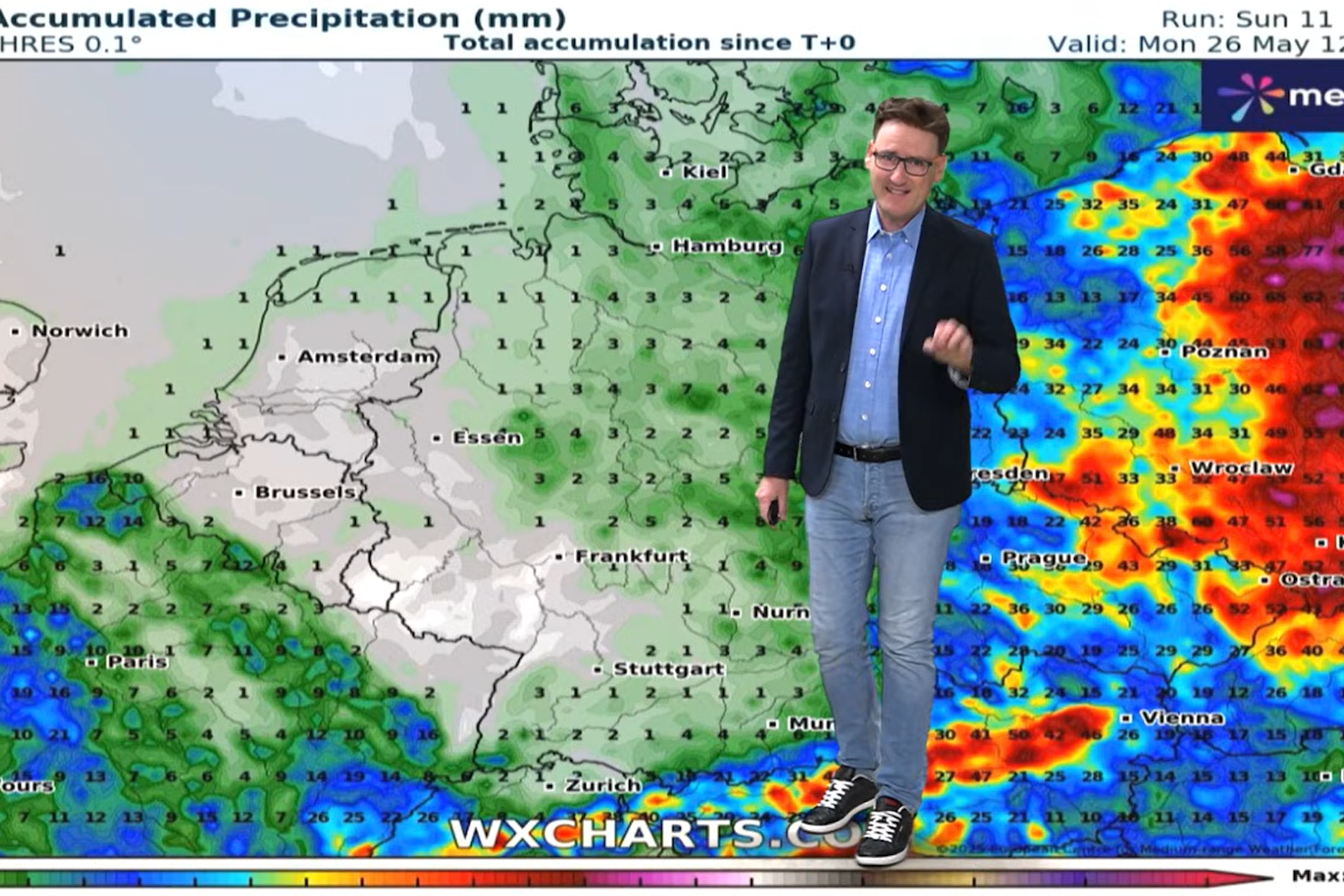 Der Meteorologe Dominik Jung von wetter.net steht vor der Wetterkarte, die die Niederschläge bis zum 26. Mai anzeigt: In Deutschland kommt fast nichts vom Himmel.  