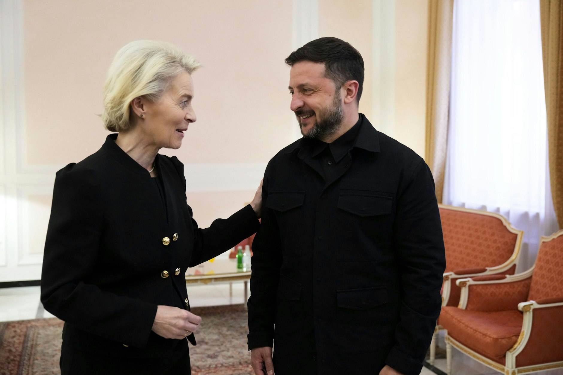 26.04.2025, Italien, Rom: Die Präsidentin der Europäischen Kommission Ursula von der Leyen spricht mit dem ukrainischen Präsidenten Wolodymyr Selenskyj vor einem bilateralen Treffen in Rom.