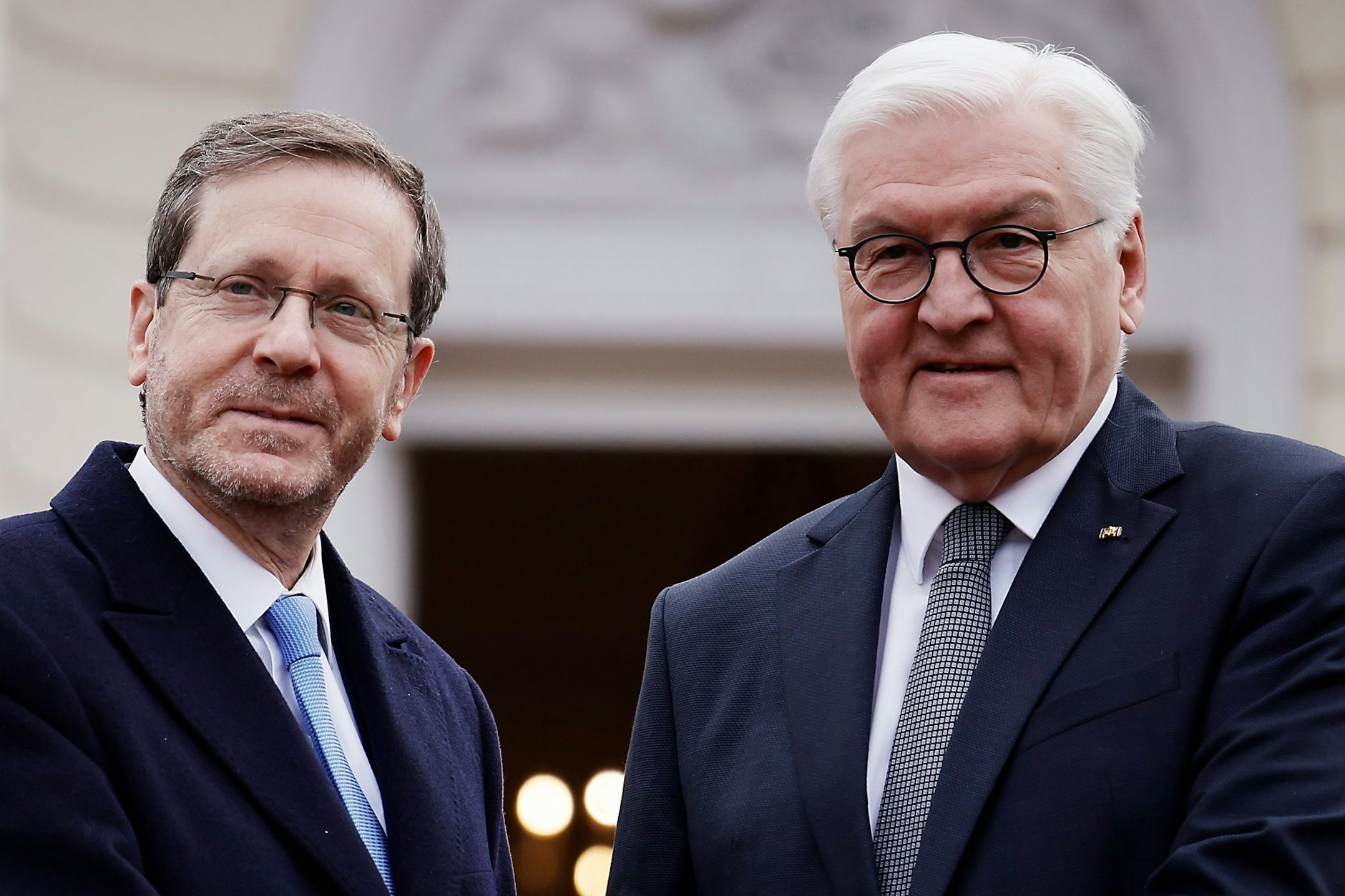 Bundespräsident Frank-Walter Steinmeier (r.) wird den israelischen Präsidenten Itzchak Herzog am Montag zu einem Gespräch im Schloss Bellevue empfangen.