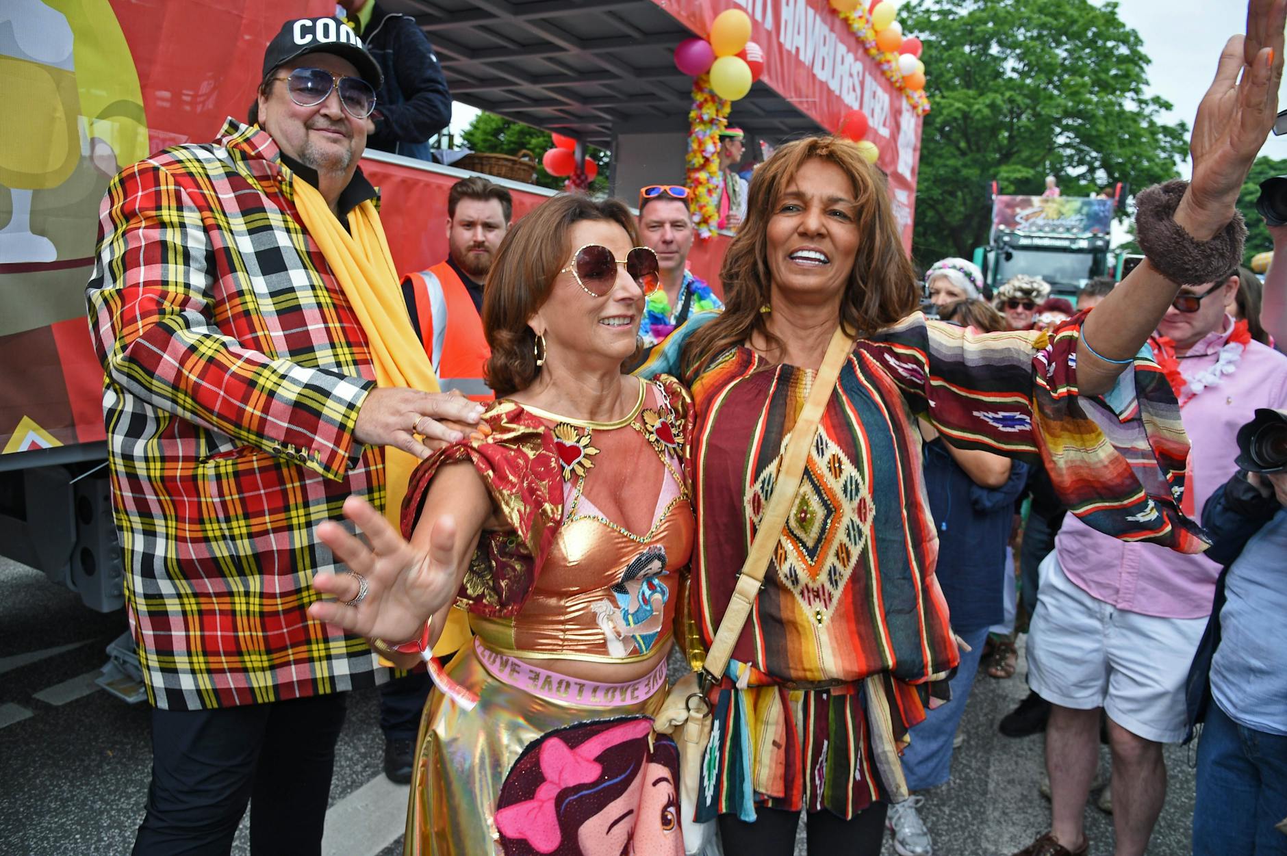 Andreas Ellermann, Claudia Obert, Nadja „Naddel“ Abd el Farrag bei der SCHLAGERMOVE Parade 2024 in Hamburg.