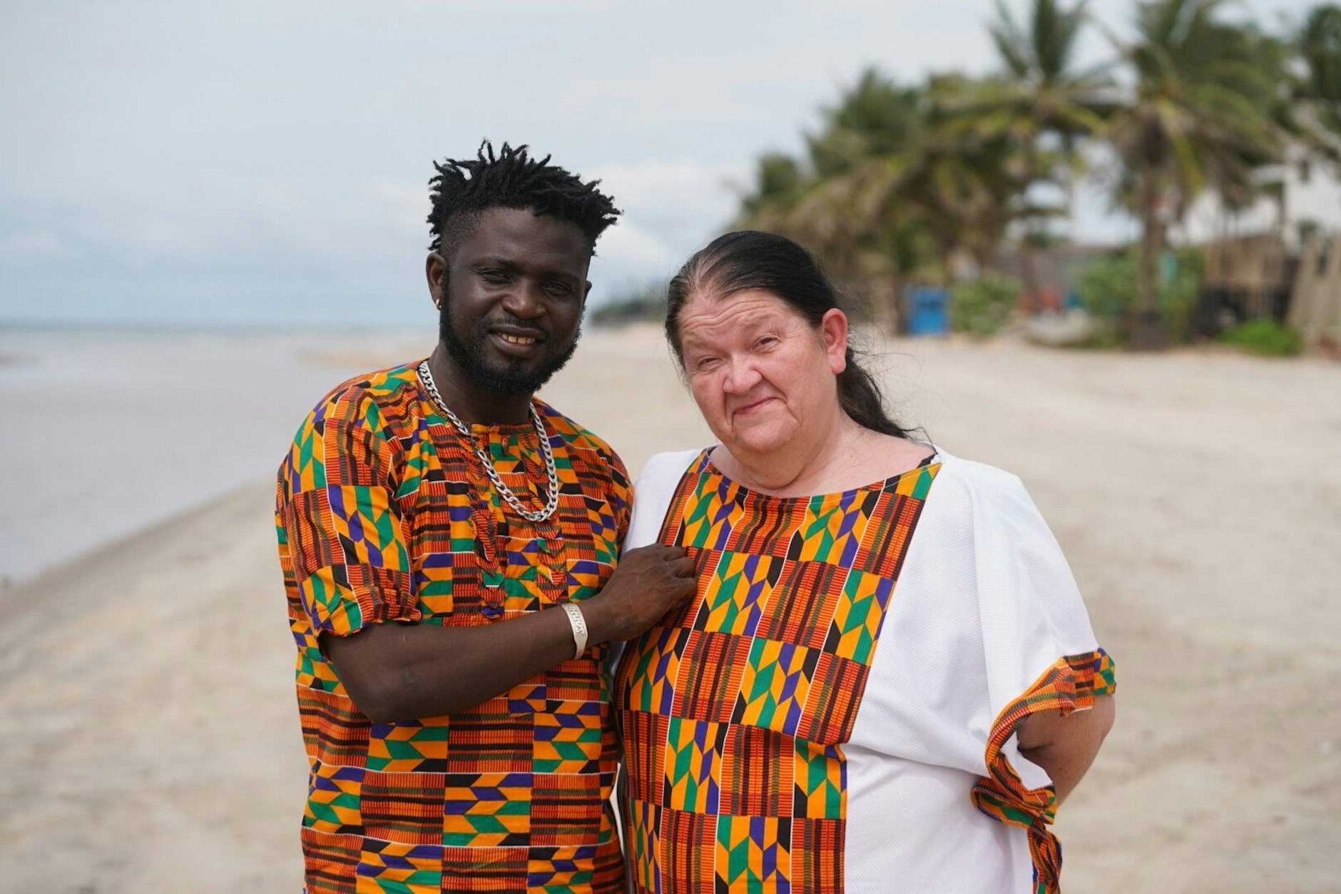 Silvia hat sich in Sam aus Gambia verliebt, die beiden sind sogar verheiratet.