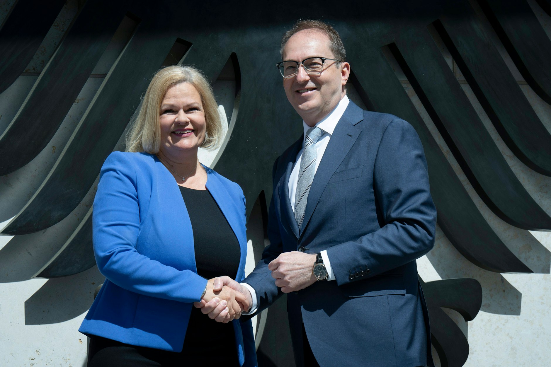 Nun muss sich ihr Nachfolger um das AfD-Gutachten kümmern: Nancy Faeser und Alexander Dobrindt am Tag der Amtsübergabe.