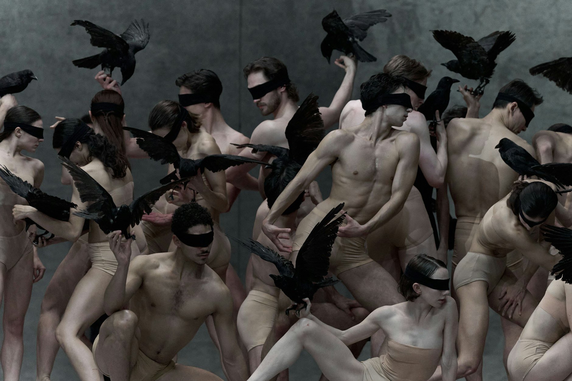 Das Ensemble des Berliner Staatsballetts in „Winterreise“, choreografiert von Christian Spuck